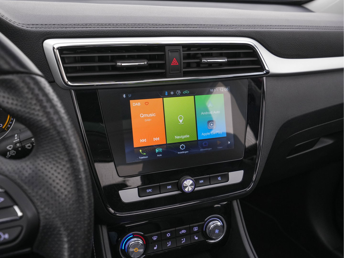 MG ZS EV Luxury 45 kWh {SOH-96%} Aut. *PANO | LUXURY-LEATHER | CCS-FASTLOADER | KEYLESS | NAVI-FULLMAP | ADAPTIVE-CRUISE | CAMERA | HEATED-SPORTSEATS | CARPLAY | BLINDSPOT | DAB | LANE-ASSIST | PRIVACY-GLASS | 17''ALU*