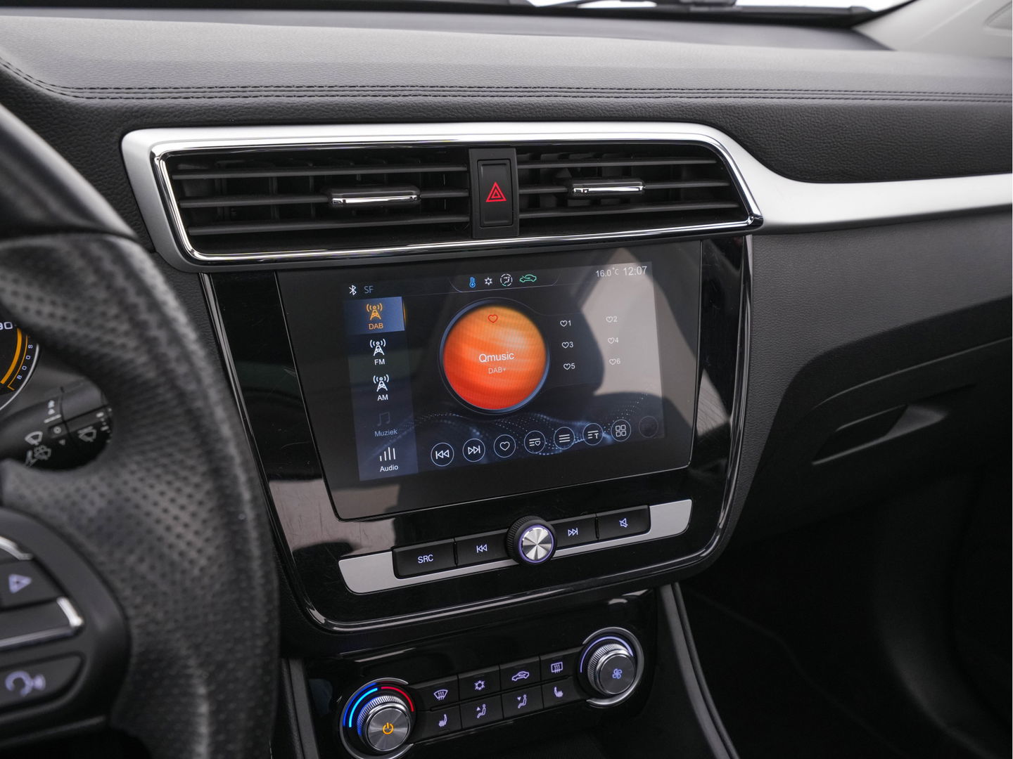 MG ZS EV Luxury 45 kWh {SOH-96%} Aut. *PANO | LUXURY-LEATHER | CCS-FASTLOADER | KEYLESS | NAVI-FULLMAP | ADAPTIVE-CRUISE | CAMERA | HEATED-SPORTSEATS | CARPLAY | BLINDSPOT | DAB | LANE-ASSIST | PRIVACY-GLASS | 17''ALU*