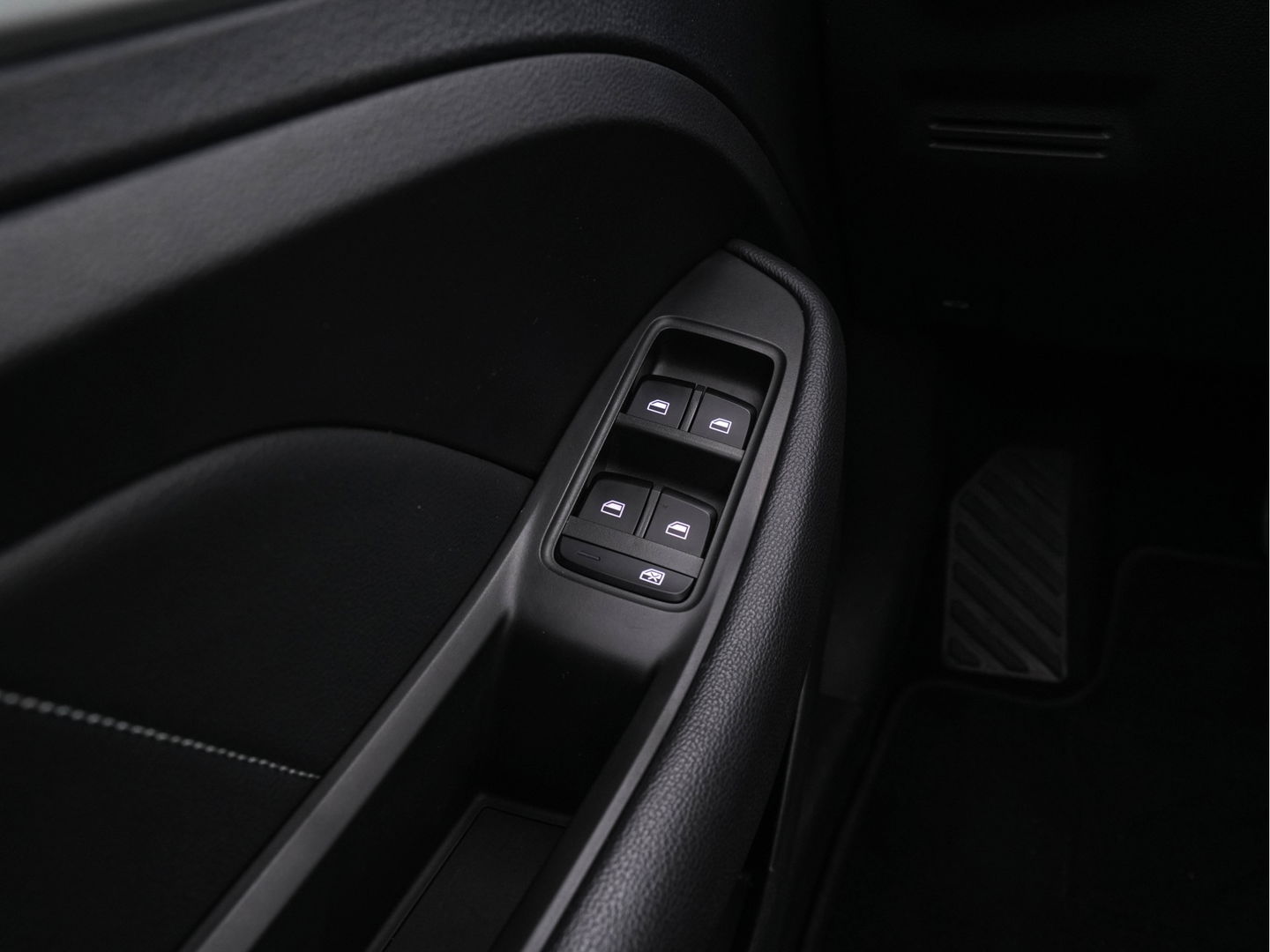 MG ZS EV Luxury 45 kWh {SOH-96%} Aut. *PANO | LUXURY-LEATHER | CCS-FASTLOADER | KEYLESS | NAVI-FULLMAP | ADAPTIVE-CRUISE | CAMERA | HEATED-SPORTSEATS | CARPLAY | BLINDSPOT | DAB | LANE-ASSIST | PRIVACY-GLASS | 17''ALU*
