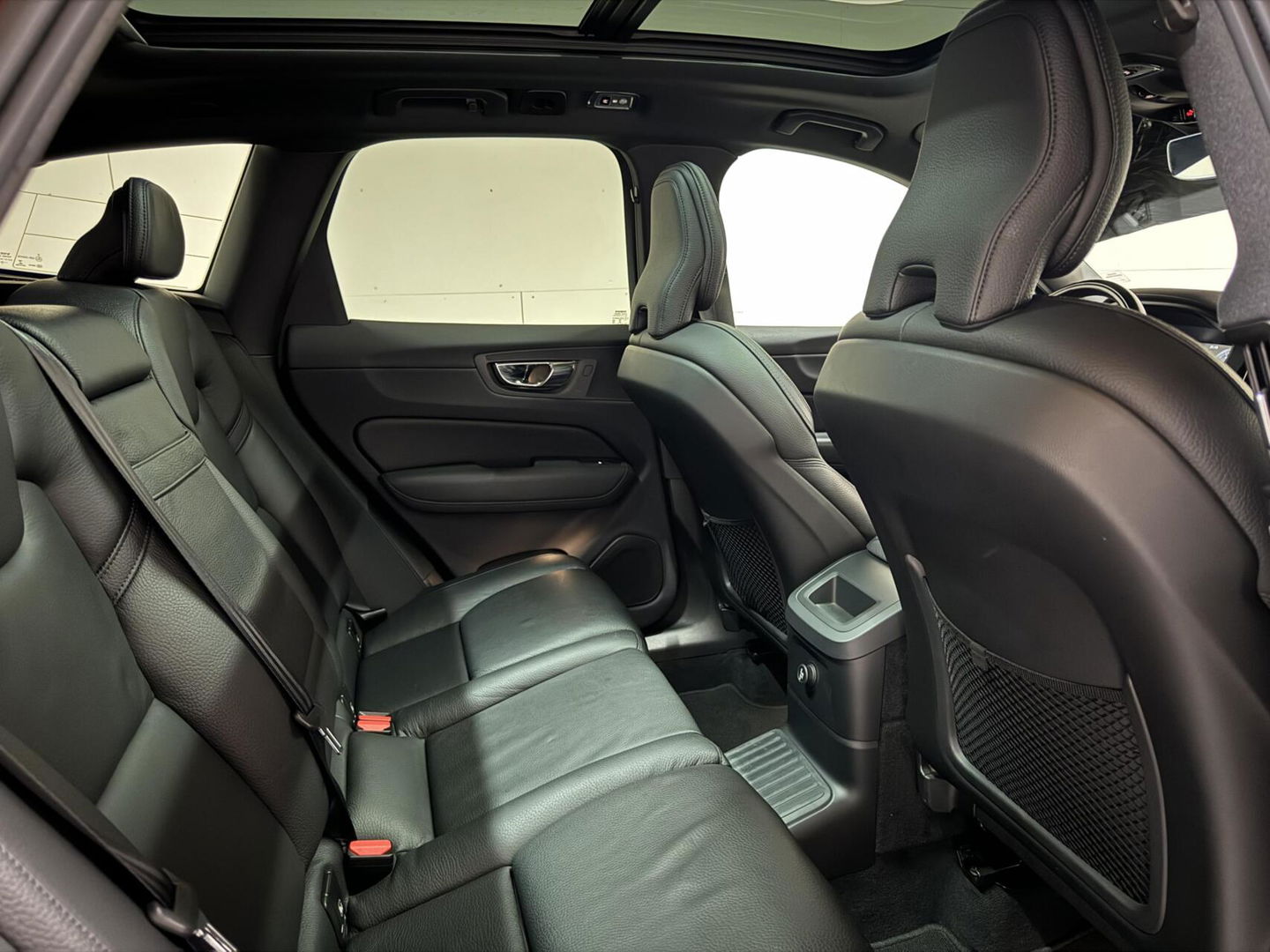 Volvo XC60 2.0 T8 Twin Engine AWD Pano Memory 360° HUD Autopilot Carplay Trekh.