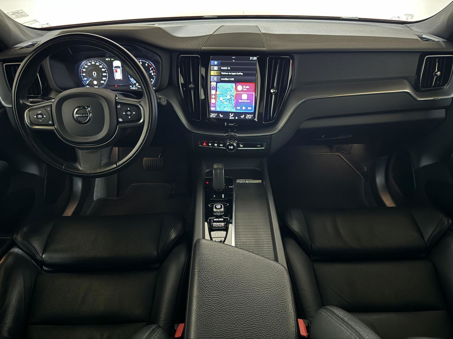 Volvo XC60 2.0 T8 Twin Engine AWD Pano Memory 360° HUD Autopilot Carplay Trekh.