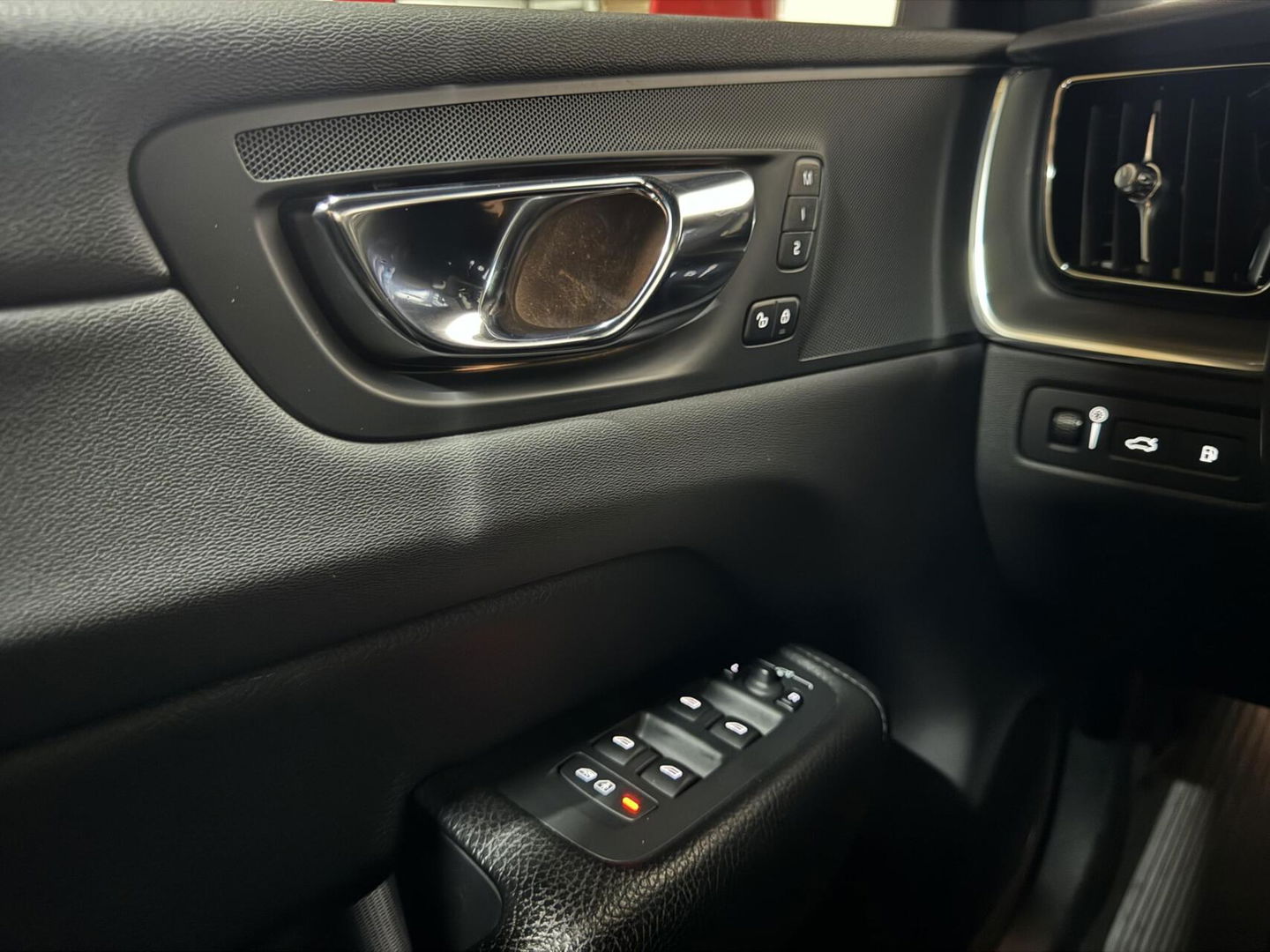 Volvo XC60 2.0 T8 Twin Engine AWD Pano Memory 360° HUD Autopilot Carplay Trekh.