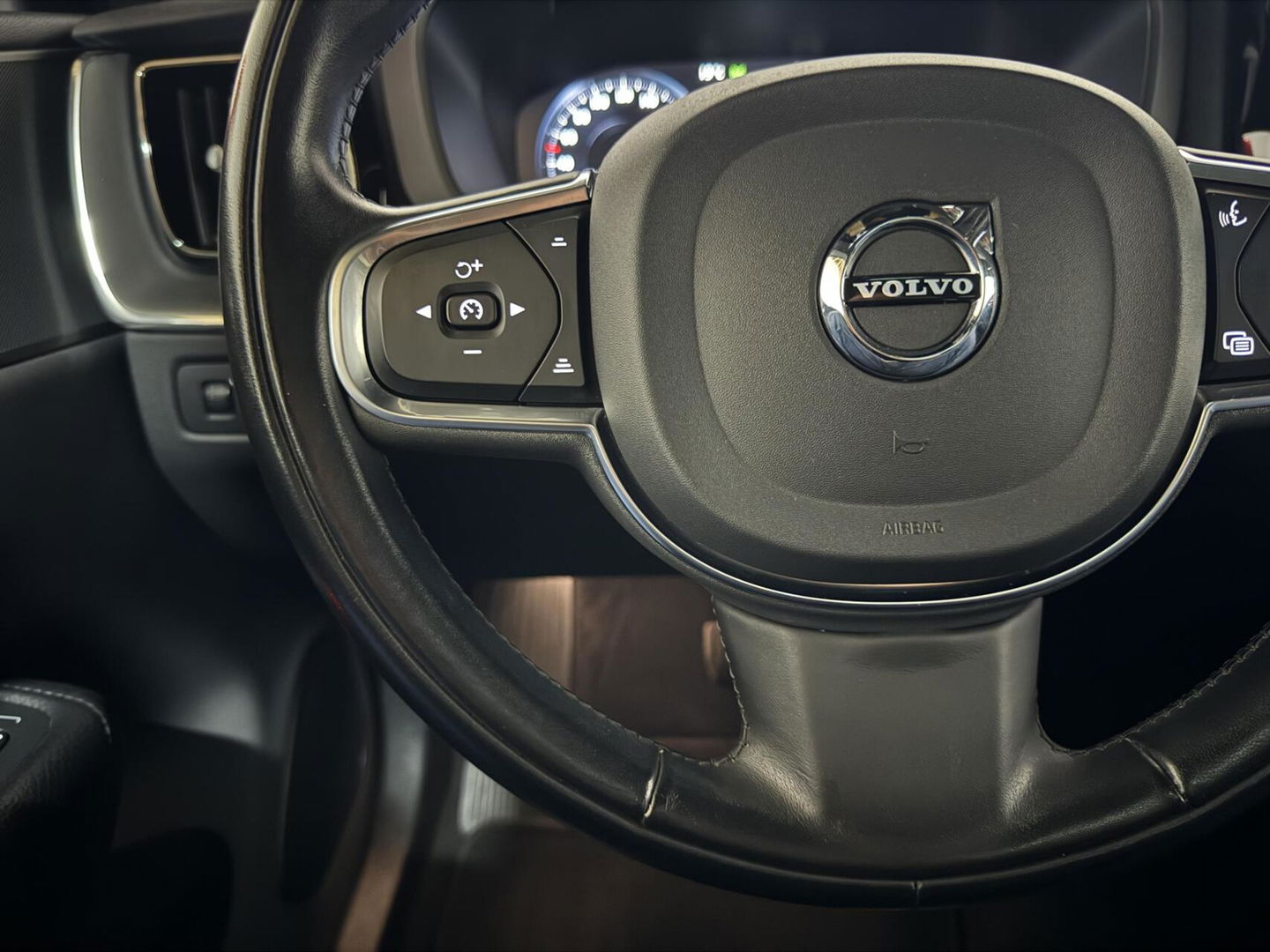 Volvo XC60 2.0 T8 Twin Engine AWD Pano Memory 360° HUD Autopilot Carplay Trekh.