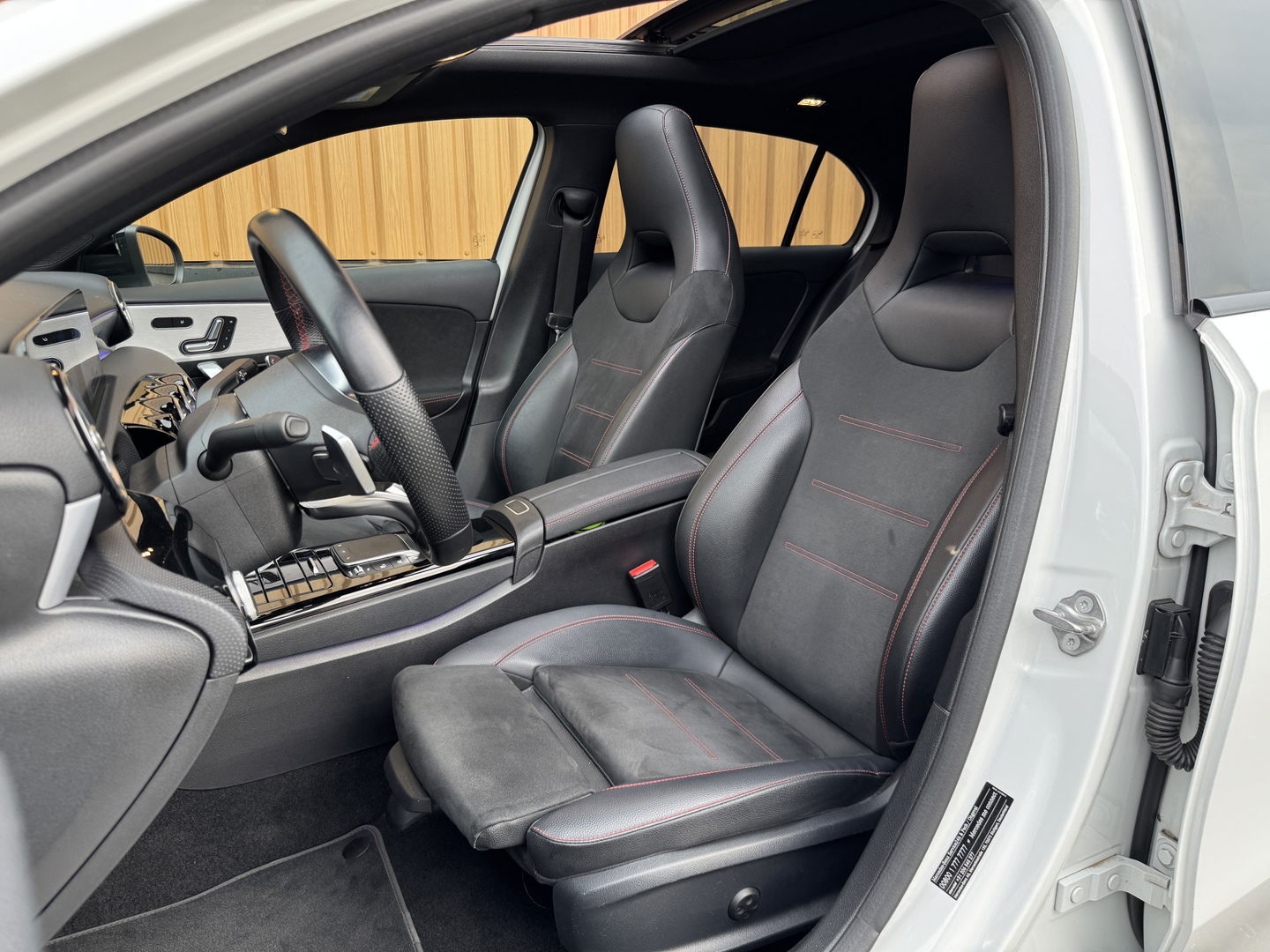 Mercedes-Benz A-Klasse 180 Business Solution AMG | Panoramadak | Memory Stoelen | Sfeerverlichting | Multibeam Led | Camera | Keyless | Afneembare Trekhaak | Stoelverwarming | Apple Carplay | Android Auto |