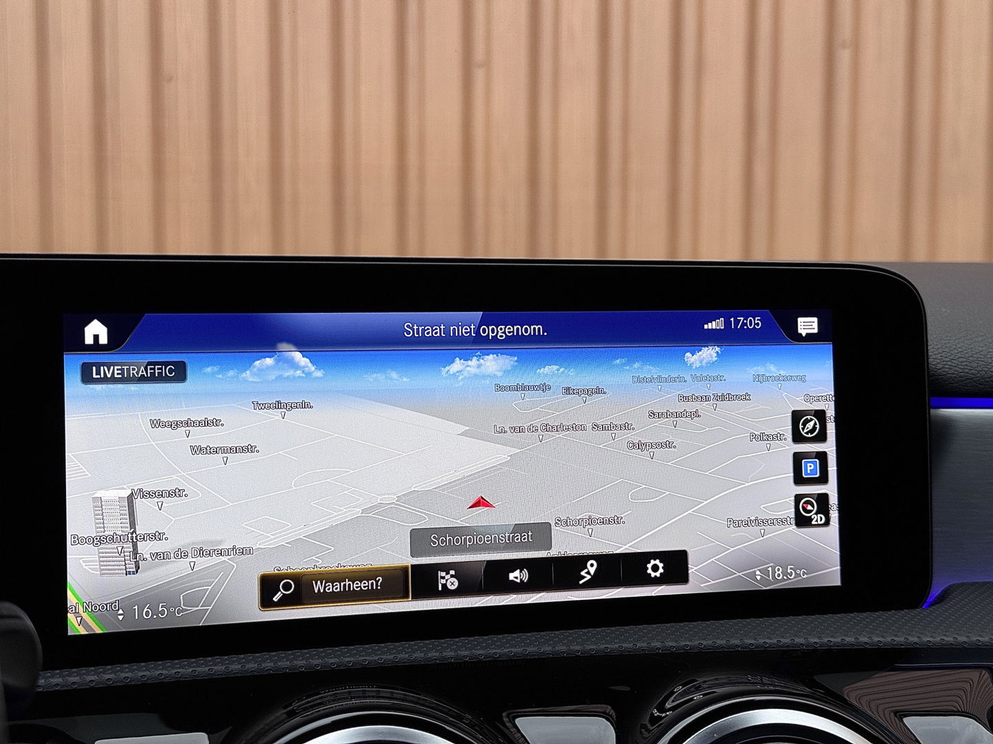Mercedes-Benz A-Klasse 180 Business Solution AMG | Panoramadak | Memory Stoelen | Sfeerverlichting | Multibeam Led | Camera | Keyless | Afneembare Trekhaak | Stoelverwarming | Apple Carplay | Android Auto |