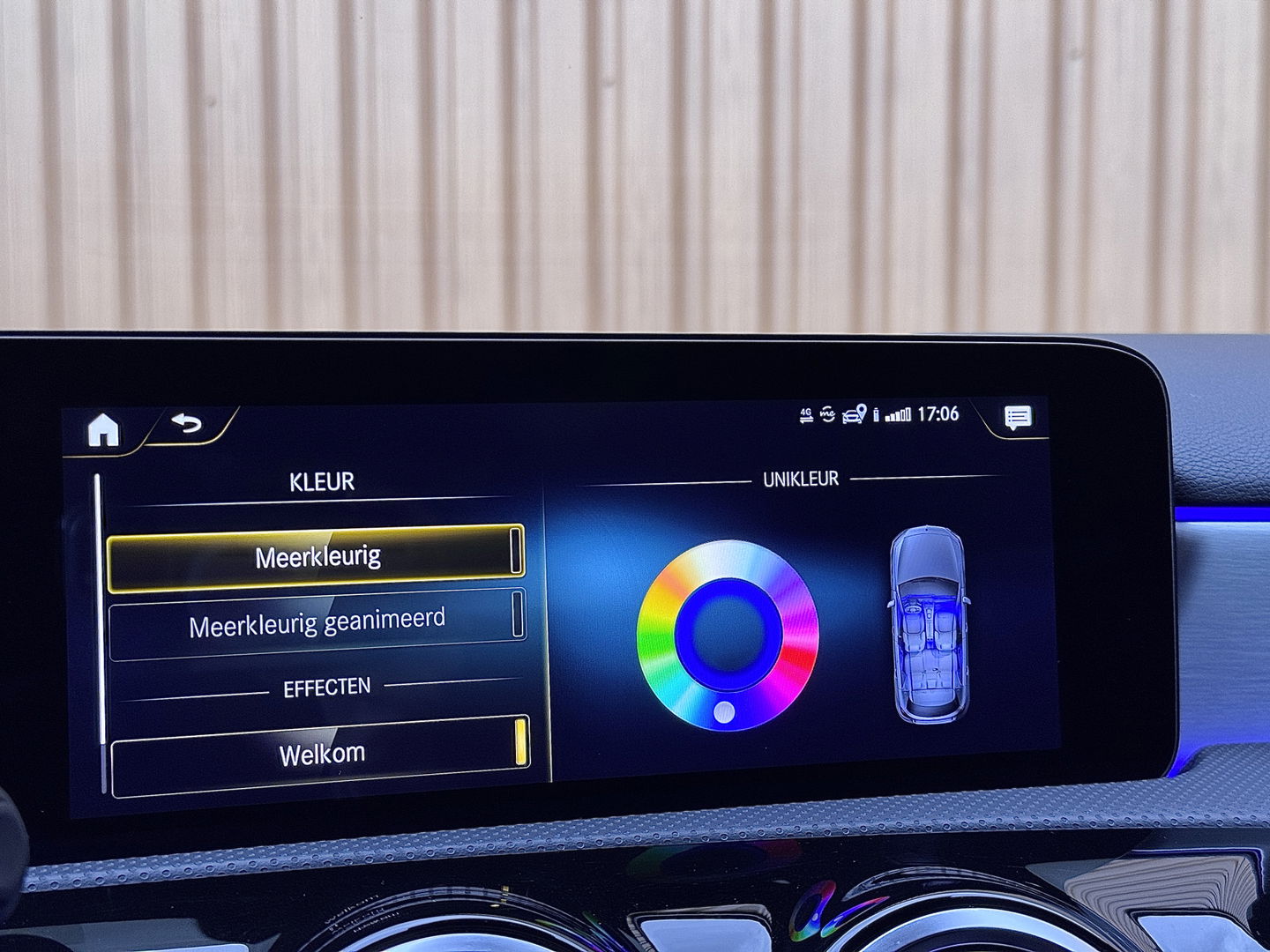 Mercedes-Benz A-Klasse 180 Business Solution AMG | Panoramadak | Memory Stoelen | Sfeerverlichting | Multibeam Led | Camera | Keyless | Afneembare Trekhaak | Stoelverwarming | Apple Carplay | Android Auto |