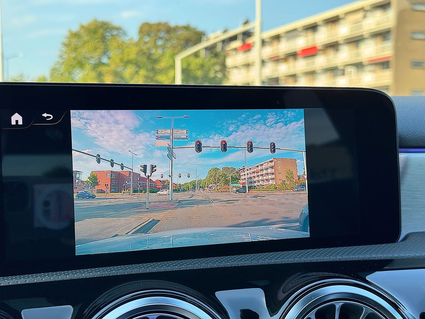 Mercedes-Benz A-Klasse 180 Business Solution AMG | Panoramadak | Memory Stoelen | Sfeerverlichting | Multibeam Led | Camera | Keyless | Afneembare Trekhaak | Stoelverwarming | Apple Carplay | Android Auto |