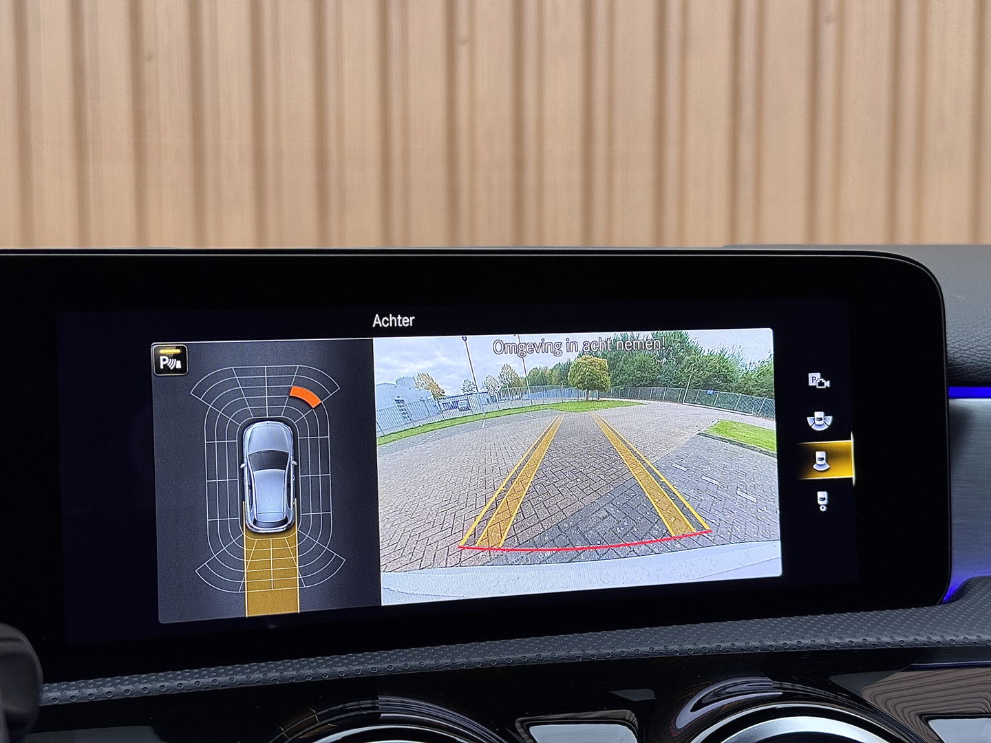 Mercedes-Benz A-Klasse 180 Business Solution AMG | Panoramadak | Memory Stoelen | Sfeerverlichting | Multibeam Led | Camera | Keyless | Afneembare Trekhaak | Stoelverwarming | Apple Carplay | Android Auto |