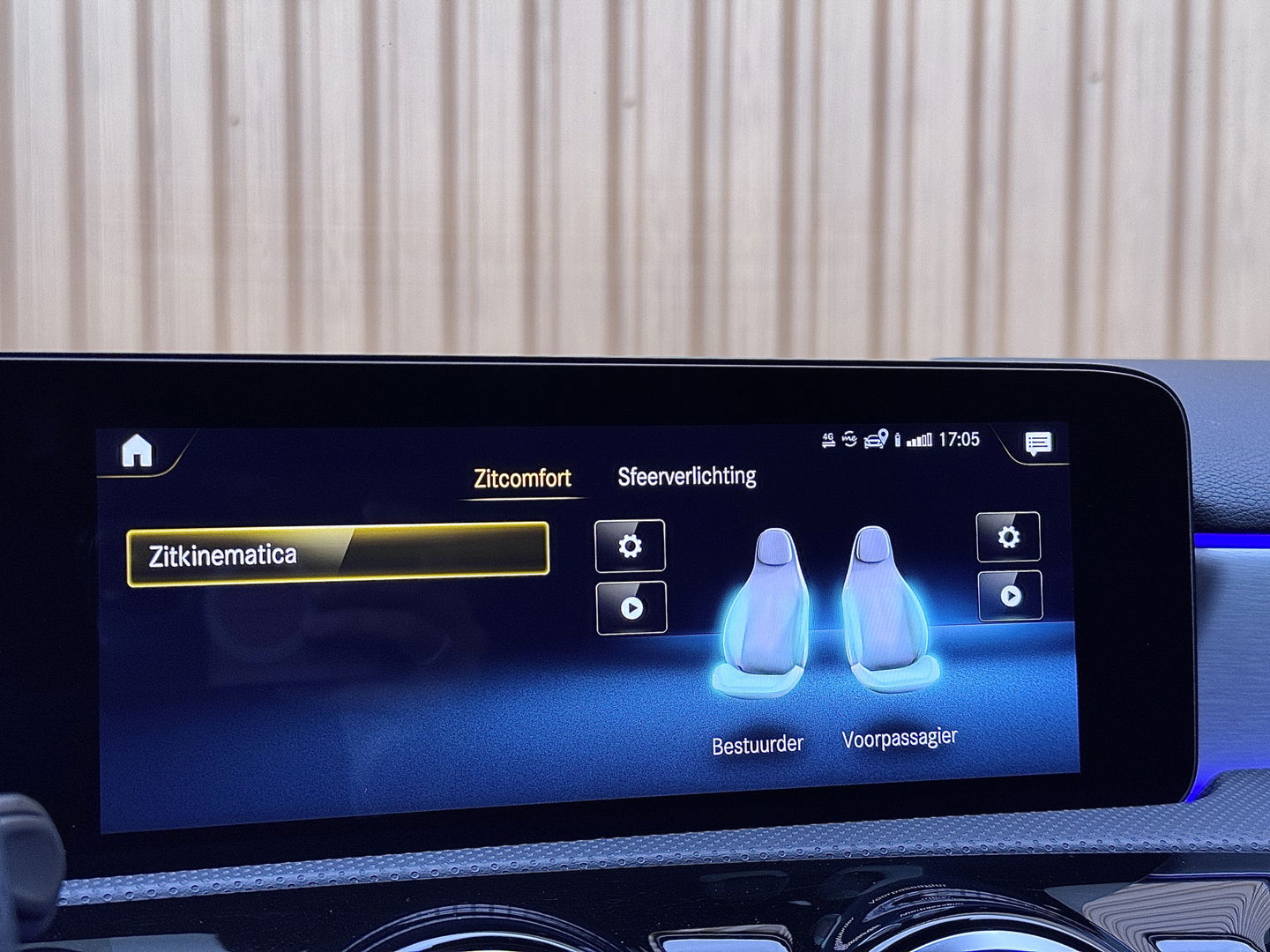 Mercedes-Benz A-Klasse 180 Business Solution AMG | Panoramadak | Memory Stoelen | Sfeerverlichting | Multibeam Led | Camera | Keyless | Afneembare Trekhaak | Stoelverwarming | Apple Carplay | Android Auto |