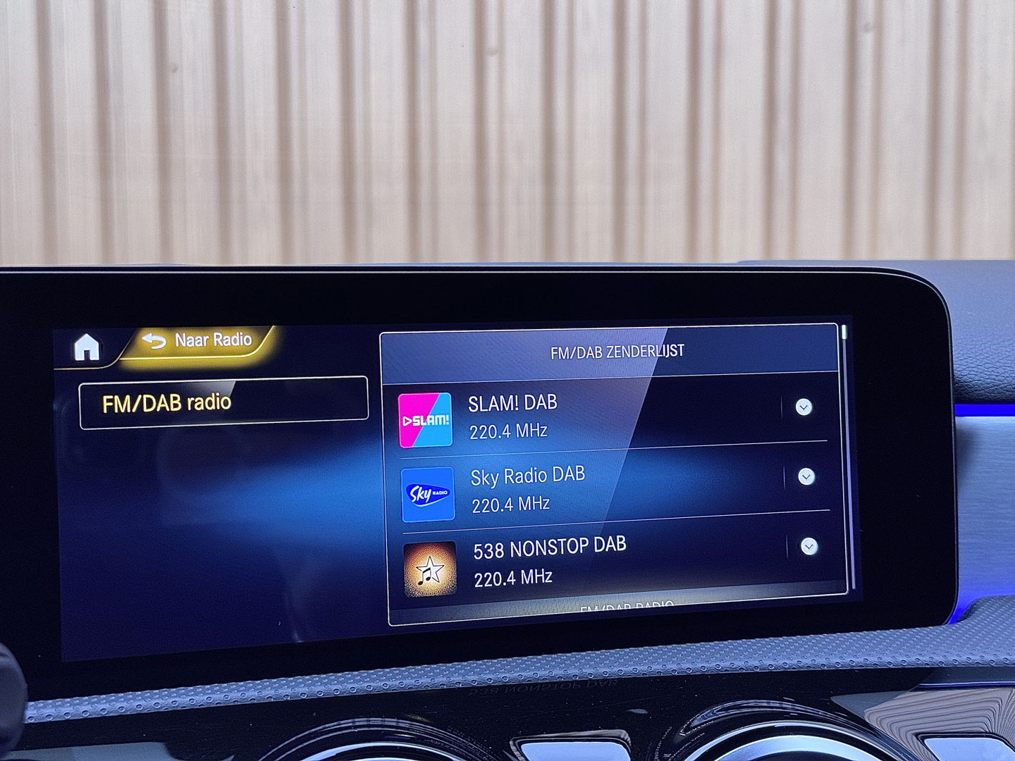 Mercedes-Benz A-Klasse 180 Business Solution AMG | Panoramadak | Memory Stoelen | Sfeerverlichting | Multibeam Led | Camera | Keyless | Afneembare Trekhaak | Stoelverwarming | Apple Carplay | Android Auto |