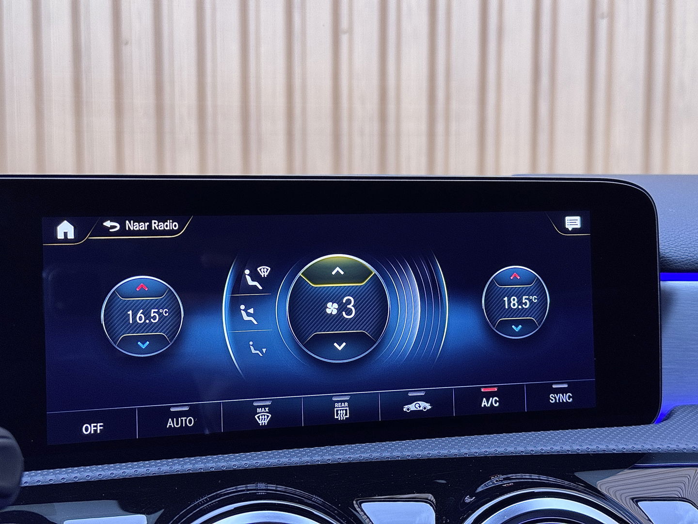 Mercedes-Benz A-Klasse 180 Business Solution AMG | Panoramadak | Memory Stoelen | Sfeerverlichting | Multibeam Led | Camera | Keyless | Afneembare Trekhaak | Stoelverwarming | Apple Carplay | Android Auto |