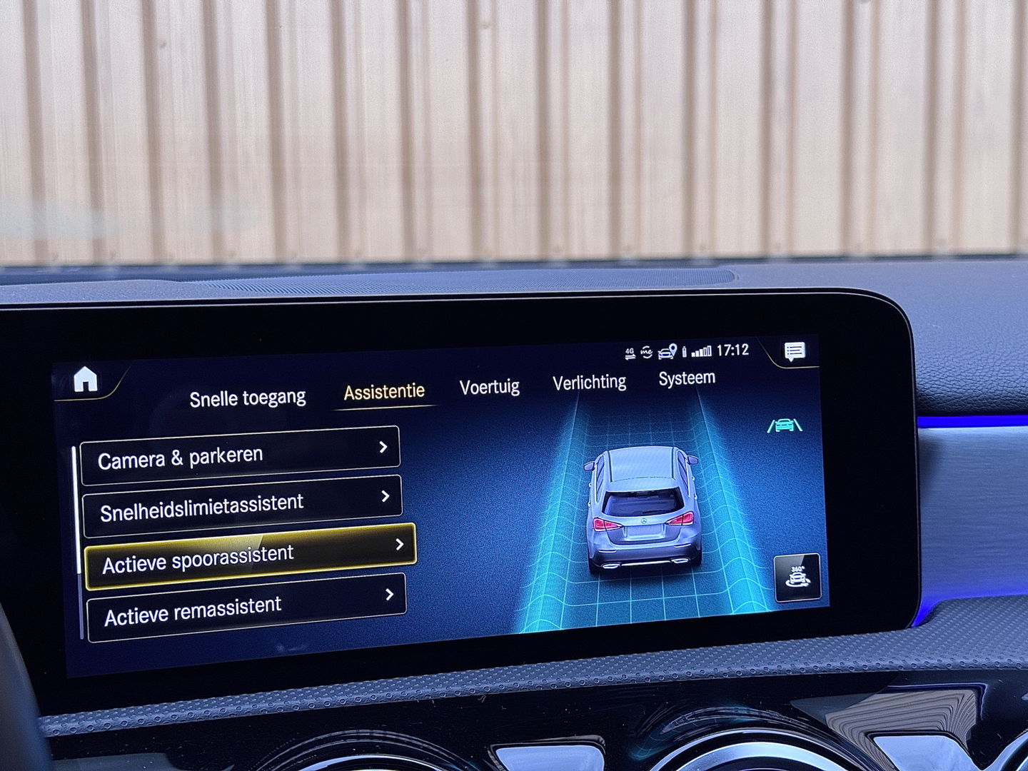 Mercedes-Benz A-Klasse 180 Business Solution AMG | Panoramadak | Memory Stoelen | Sfeerverlichting | Multibeam Led | Camera | Keyless | Afneembare Trekhaak | Stoelverwarming | Apple Carplay | Android Auto |