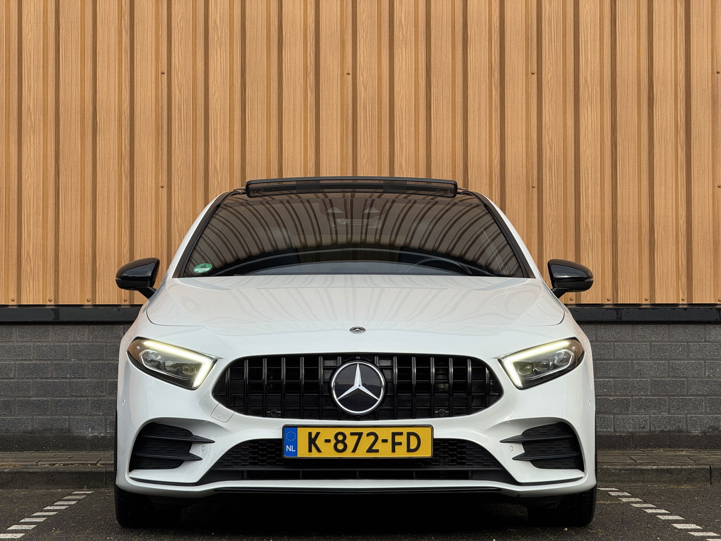 Mercedes-Benz A-Klasse 180 Business Solution AMG | Panoramadak | Memory Stoelen | Sfeerverlichting | Multibeam Led | Camera | Keyless | Afneembare Trekhaak | Stoelverwarming | Apple Carplay | Android Auto |