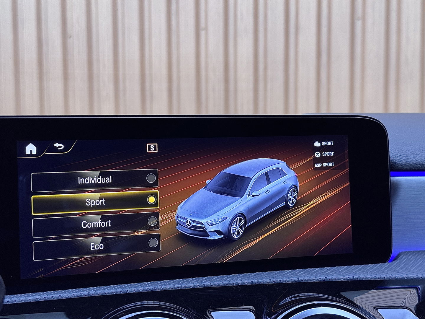 Mercedes-Benz A-Klasse 180 Business Solution AMG | Panoramadak | Memory Stoelen | Sfeerverlichting | Multibeam Led | Camera | Keyless | Afneembare Trekhaak | Stoelverwarming | Apple Carplay | Android Auto |