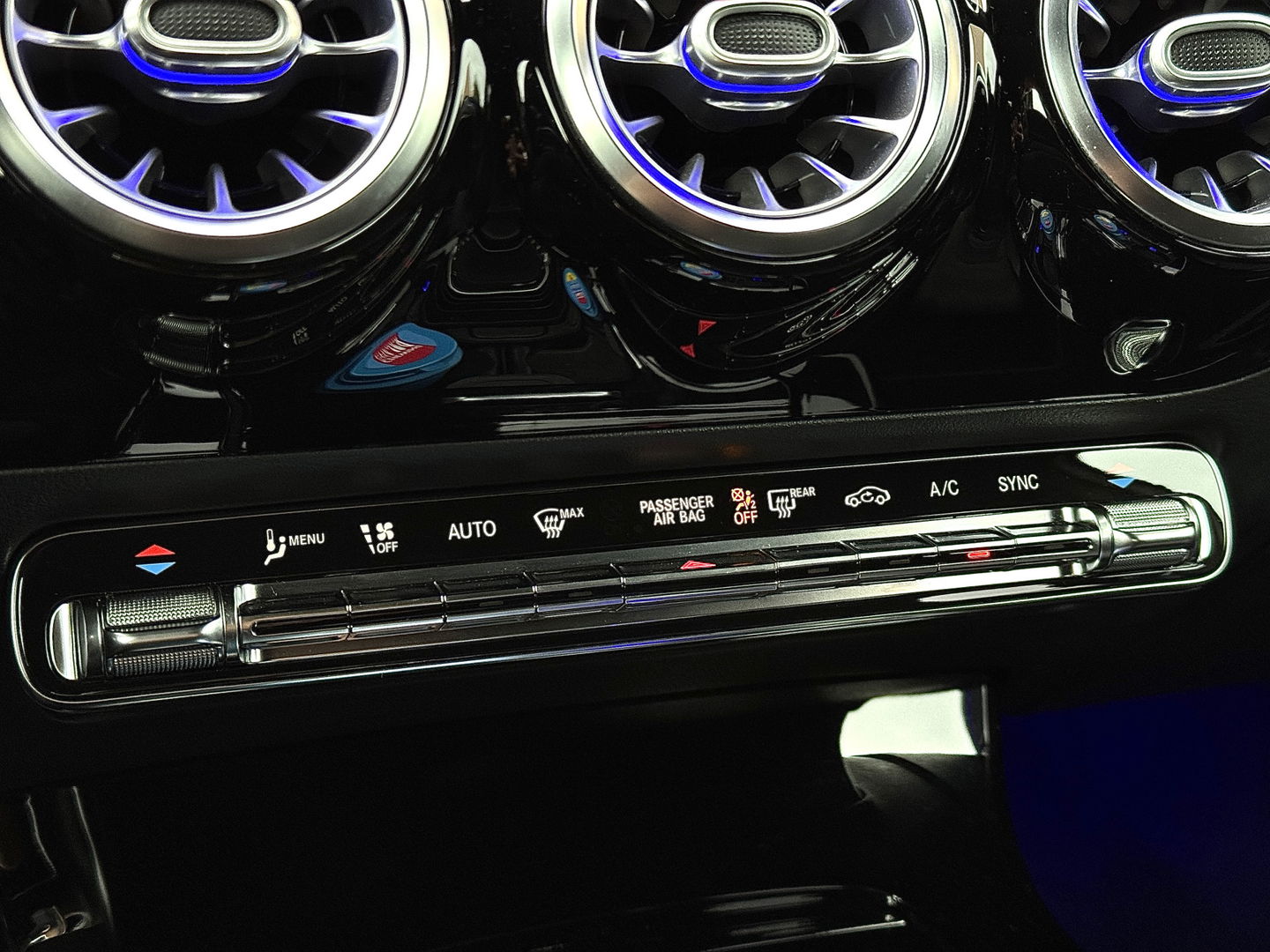 Mercedes-Benz A-Klasse 180 Business Solution AMG | Panoramadak | Memory Stoelen | Sfeerverlichting | Multibeam Led | Camera | Keyless | Afneembare Trekhaak | Stoelverwarming | Apple Carplay | Android Auto |