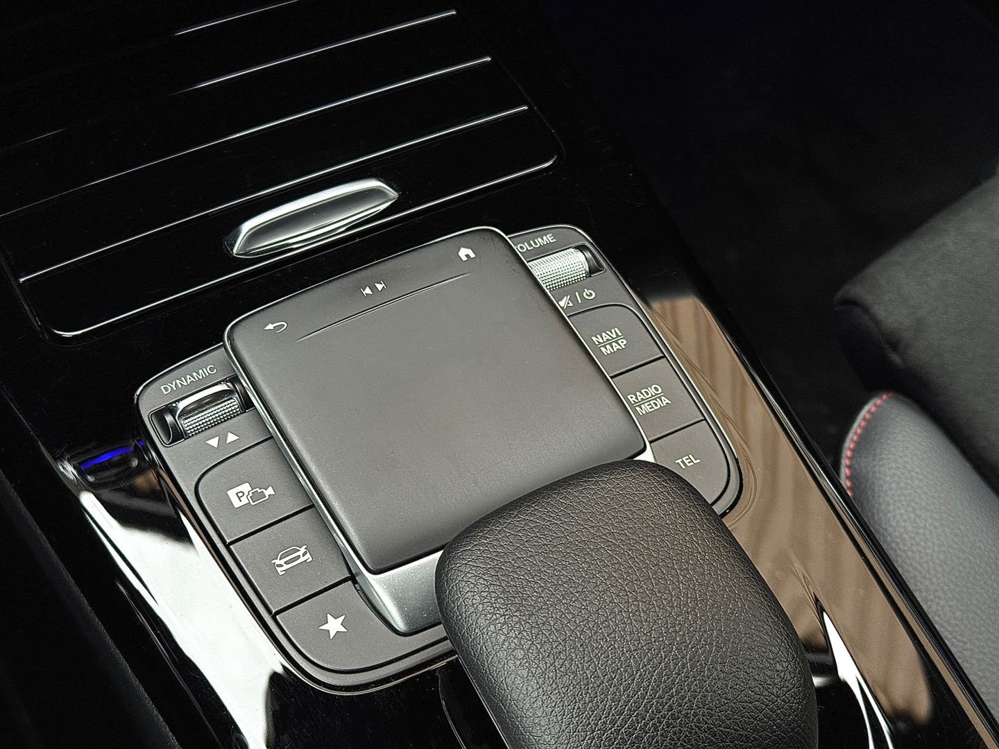 Mercedes-Benz A-Klasse 180 Business Solution AMG | Panoramadak | Memory Stoelen | Sfeerverlichting | Multibeam Led | Camera | Keyless | Afneembare Trekhaak | Stoelverwarming | Apple Carplay | Android Auto |