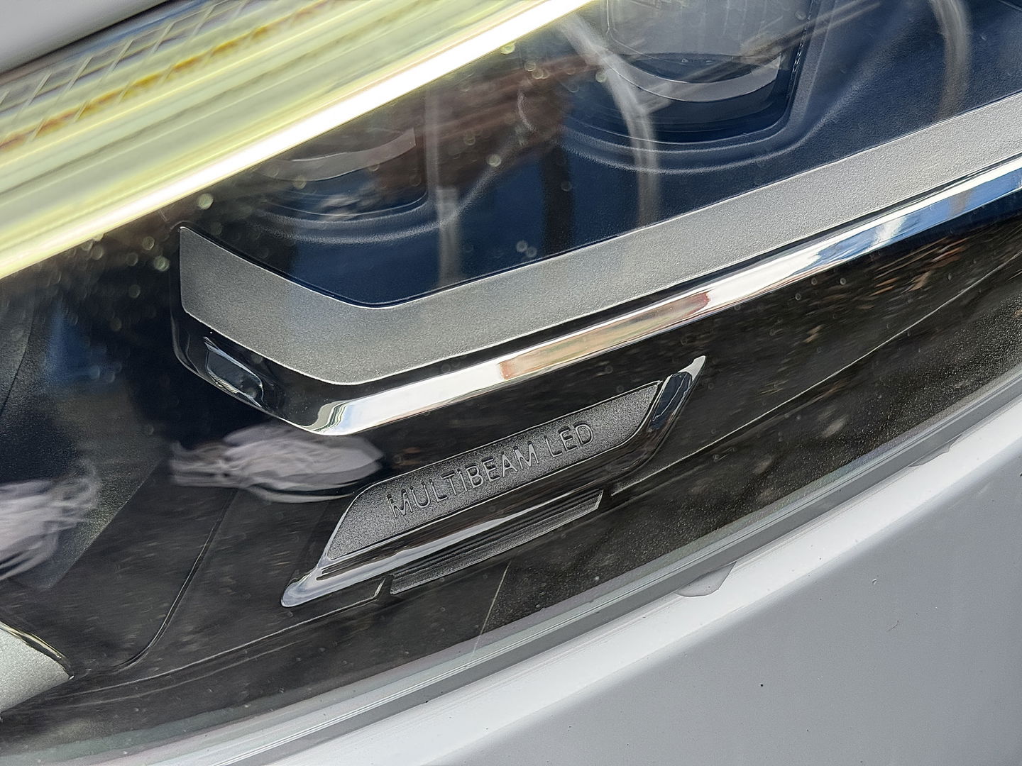 Mercedes-Benz A-Klasse 180 Business Solution AMG | Panoramadak | Memory Stoelen | Sfeerverlichting | Multibeam Led | Camera | Keyless | Afneembare Trekhaak | Stoelverwarming | Apple Carplay | Android Auto |