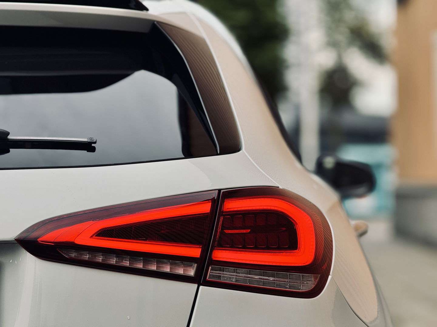 Mercedes-Benz A-Klasse 180 Business Solution AMG | Panoramadak | Memory Stoelen | Sfeerverlichting | Multibeam Led | Camera | Keyless | Afneembare Trekhaak | Stoelverwarming | Apple Carplay | Android Auto |