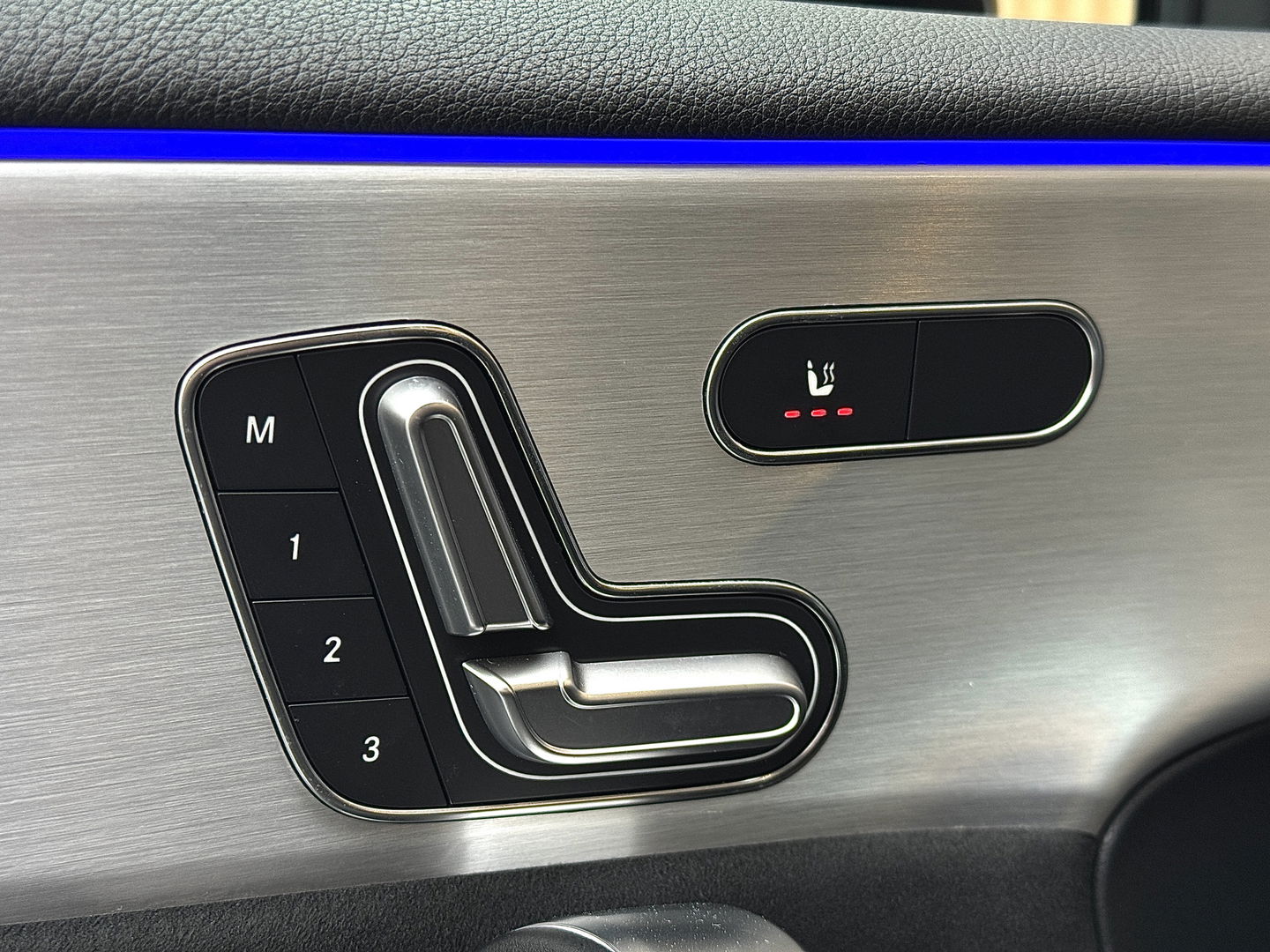Mercedes-Benz A-Klasse 180 Business Solution AMG | Panoramadak | Memory Stoelen | Sfeerverlichting | Multibeam Led | Camera | Keyless | Afneembare Trekhaak | Stoelverwarming | Apple Carplay | Android Auto |
