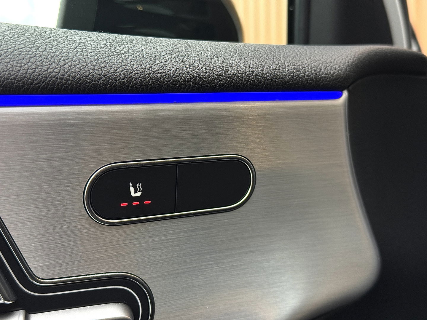 Mercedes-Benz A-Klasse 180 Business Solution AMG | Panoramadak | Memory Stoelen | Sfeerverlichting | Multibeam Led | Camera | Keyless | Afneembare Trekhaak | Stoelverwarming | Apple Carplay | Android Auto |