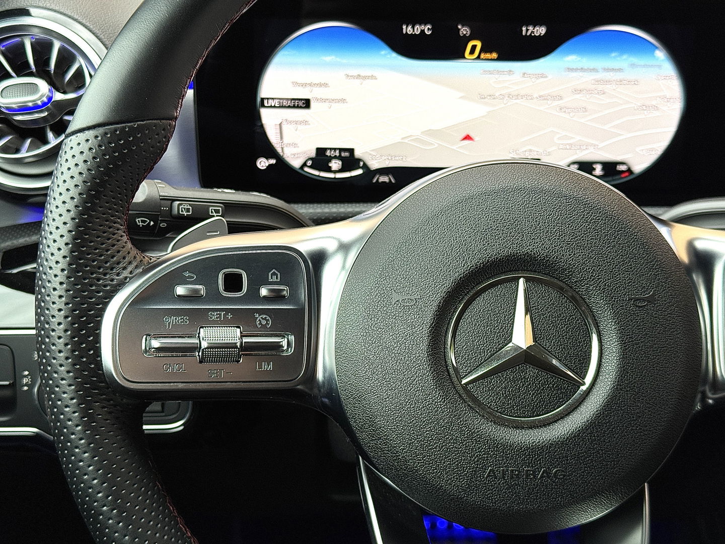 Mercedes-Benz A-Klasse 180 Business Solution AMG | Panoramadak | Memory Stoelen | Sfeerverlichting | Multibeam Led | Camera | Keyless | Afneembare Trekhaak | Stoelverwarming | Apple Carplay | Android Auto |