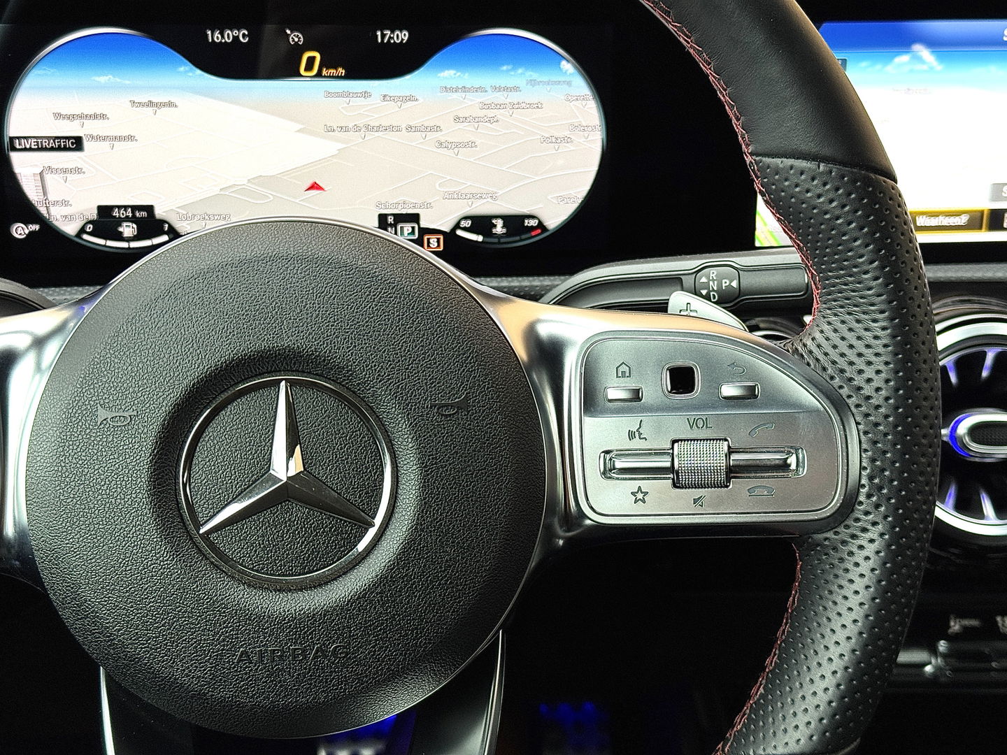 Mercedes-Benz A-Klasse 180 Business Solution AMG | Panoramadak | Memory Stoelen | Sfeerverlichting | Multibeam Led | Camera | Keyless | Afneembare Trekhaak | Stoelverwarming | Apple Carplay | Android Auto |