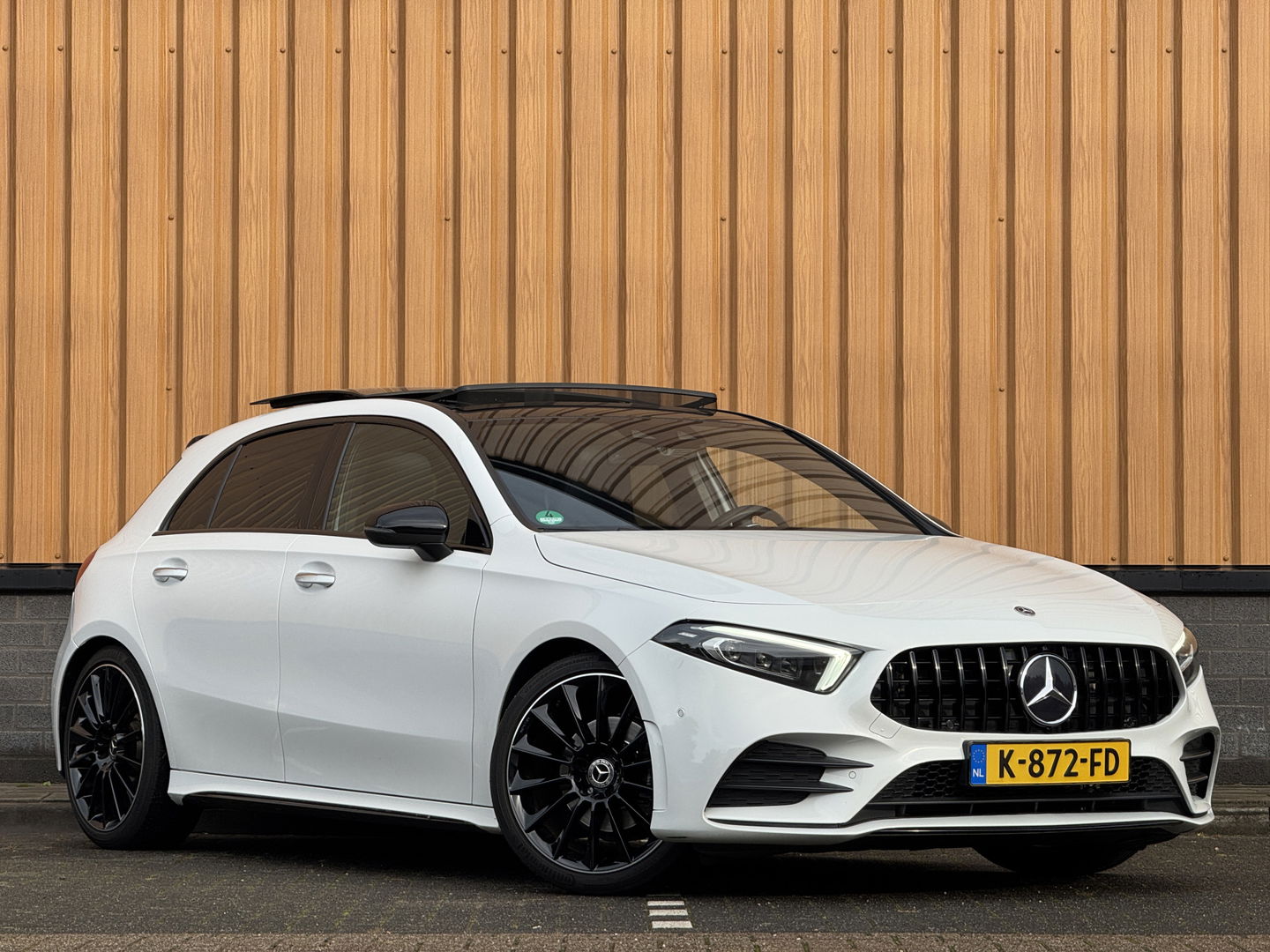 Mercedes-Benz A-Klasse 180 Business Solution AMG | Panoramadak | Memory Stoelen | Sfeerverlichting | Multibeam Led | Camera | Keyless | Afneembare Trekhaak | Stoelverwarming | Apple Carplay | Android Auto |