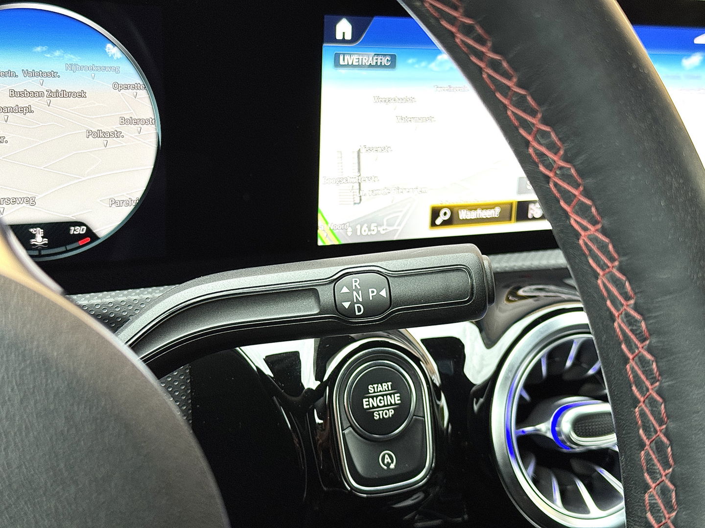 Mercedes-Benz A-Klasse 180 Business Solution AMG | Panoramadak | Memory Stoelen | Sfeerverlichting | Multibeam Led | Camera | Keyless | Afneembare Trekhaak | Stoelverwarming | Apple Carplay | Android Auto |