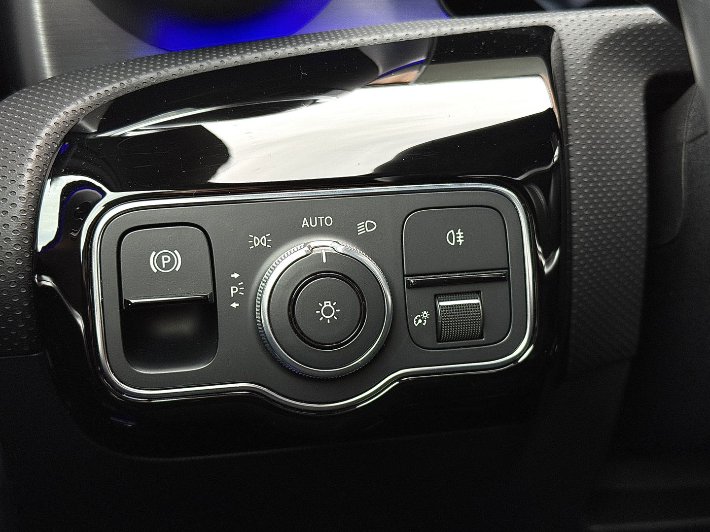 Mercedes-Benz A-Klasse 180 Business Solution AMG | Panoramadak | Memory Stoelen | Sfeerverlichting | Multibeam Led | Camera | Keyless | Afneembare Trekhaak | Stoelverwarming | Apple Carplay | Android Auto |