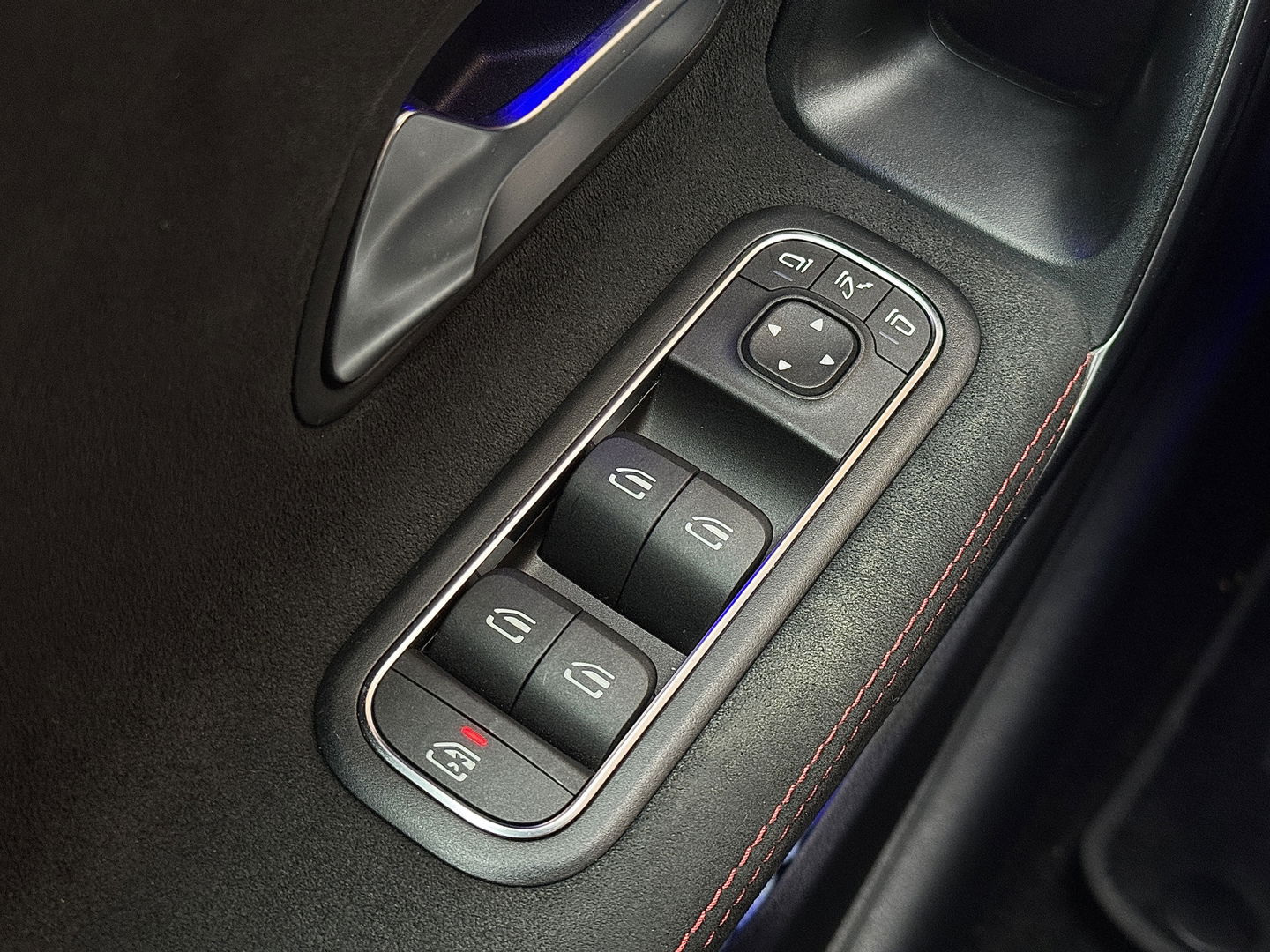 Mercedes-Benz A-Klasse 180 Business Solution AMG | Panoramadak | Memory Stoelen | Sfeerverlichting | Multibeam Led | Camera | Keyless | Afneembare Trekhaak | Stoelverwarming | Apple Carplay | Android Auto |