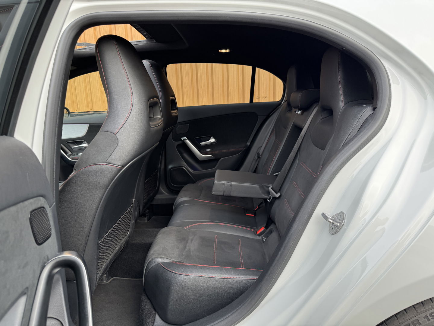 Mercedes-Benz A-Klasse 180 Business Solution AMG | Panoramadak | Memory Stoelen | Sfeerverlichting | Multibeam Led | Camera | Keyless | Afneembare Trekhaak | Stoelverwarming | Apple Carplay | Android Auto |