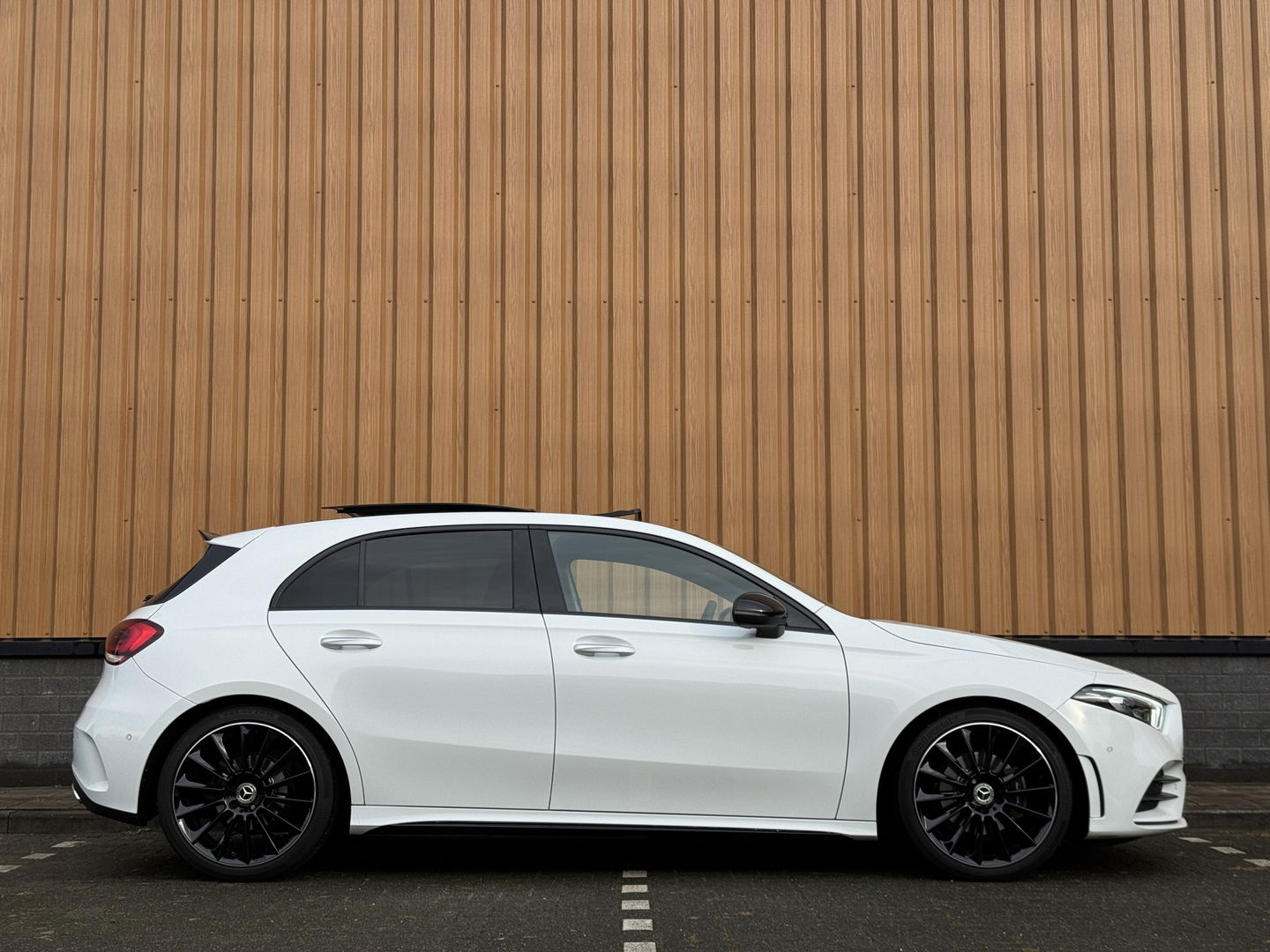Mercedes-Benz A-Klasse 180 Business Solution AMG | Panoramadak | Memory Stoelen | Sfeerverlichting | Multibeam Led | Camera | Keyless | Afneembare Trekhaak | Stoelverwarming | Apple Carplay | Android Auto |