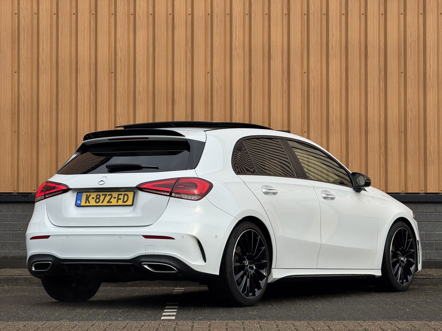 Mercedes-Benz A-Klasse 180 Business Solution AMG | Panoramadak | Memory Stoelen | Sfeerverlichting | Multibeam Led | Camera | Keyless | Afneembare Trekhaak | Stoelverwarming | Apple Carplay | Android Auto |