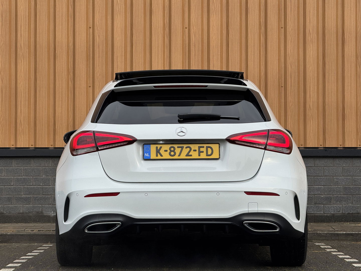 Mercedes-Benz A-Klasse 180 Business Solution AMG | Panoramadak | Memory Stoelen | Sfeerverlichting | Multibeam Led | Camera | Keyless | Afneembare Trekhaak | Stoelverwarming | Apple Carplay | Android Auto |