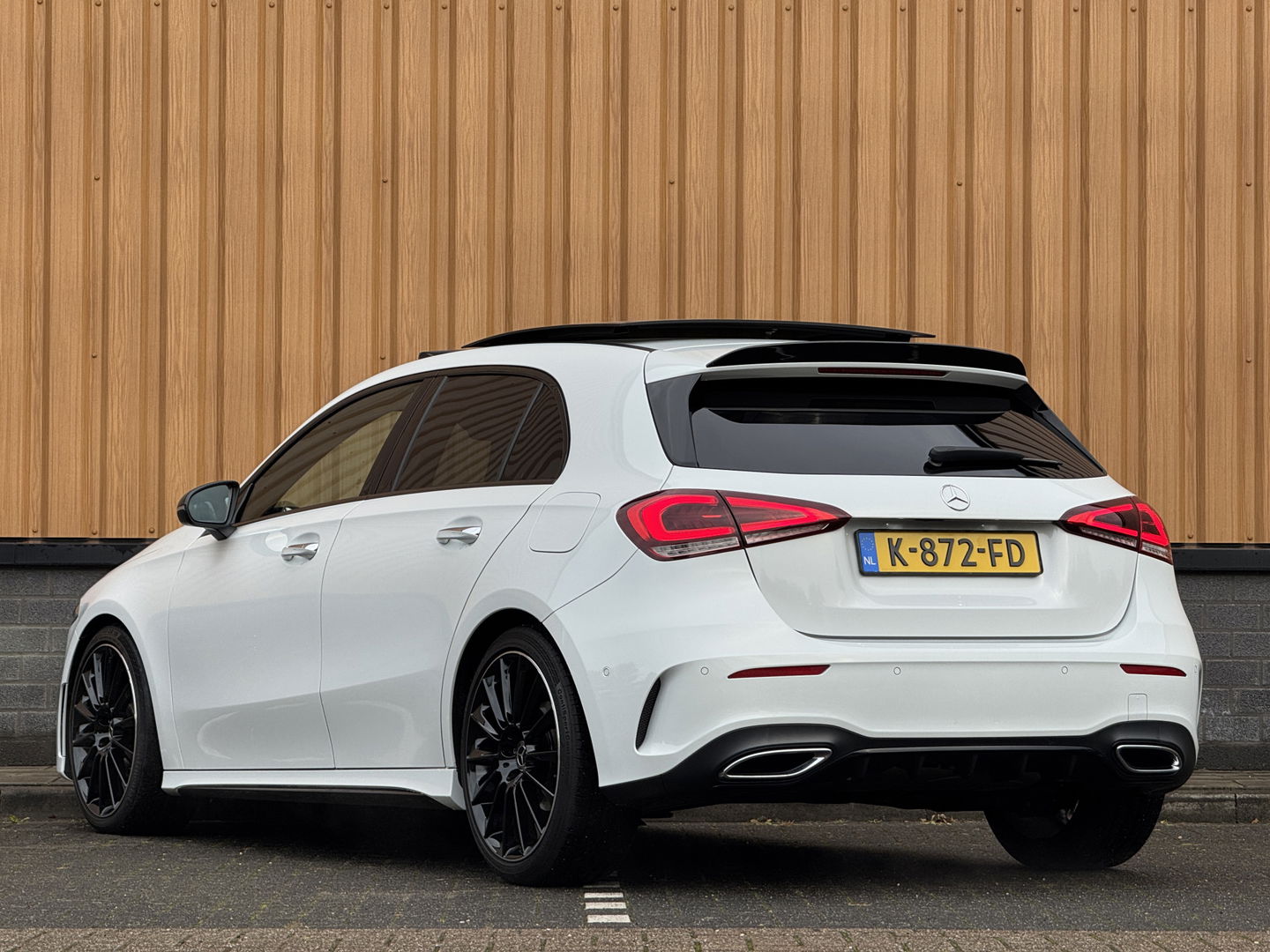 Mercedes-Benz A-Klasse 180 Business Solution AMG | Panoramadak | Memory Stoelen | Sfeerverlichting | Multibeam Led | Camera | Keyless | Afneembare Trekhaak | Stoelverwarming | Apple Carplay | Android Auto |