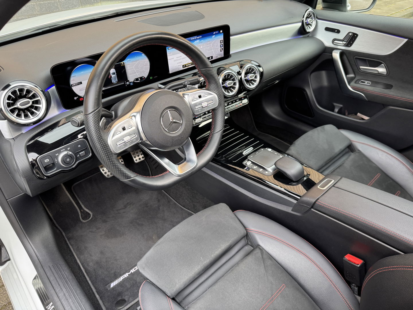 Mercedes-Benz A-Klasse 180 Business Solution AMG | Panoramadak | Memory Stoelen | Sfeerverlichting | Multibeam Led | Camera | Keyless | Afneembare Trekhaak | Stoelverwarming | Apple Carplay | Android Auto |