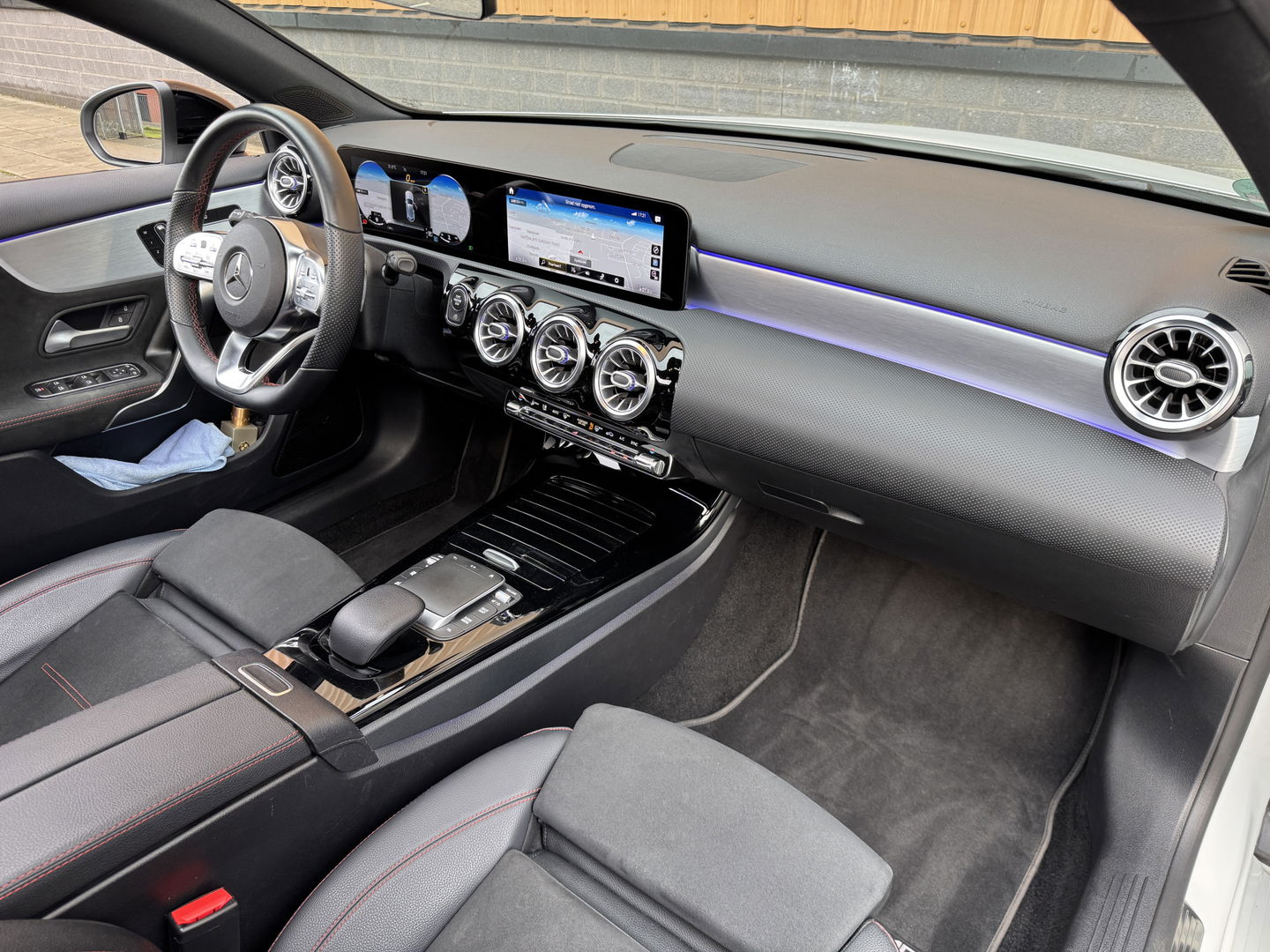 Mercedes-Benz A-Klasse 180 Business Solution AMG | Panoramadak | Memory Stoelen | Sfeerverlichting | Multibeam Led | Camera | Keyless | Afneembare Trekhaak | Stoelverwarming | Apple Carplay | Android Auto |