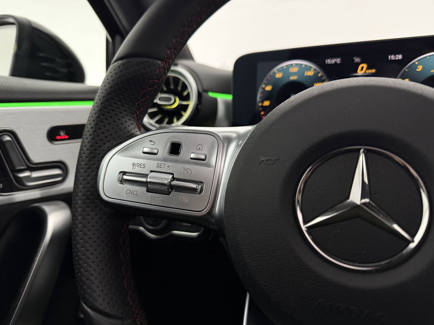 Mercedes-Benz A-Klasse 180 AMG | Pano | Sfeerverl. | Burmester | Camera | Virtual | LED | Memory l NAP