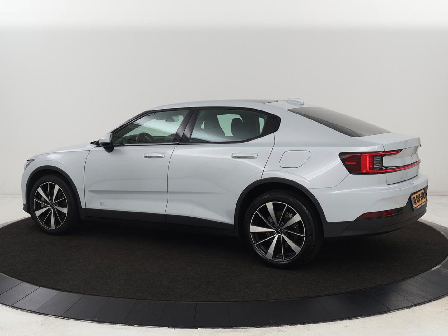 Polestar 2 Long Range Single Motor 78 kWh | Panoramadak | Harman/Kardon Audio | Carplay | Stoelverwarming | Camera | LED koplampen | LMV 19 |