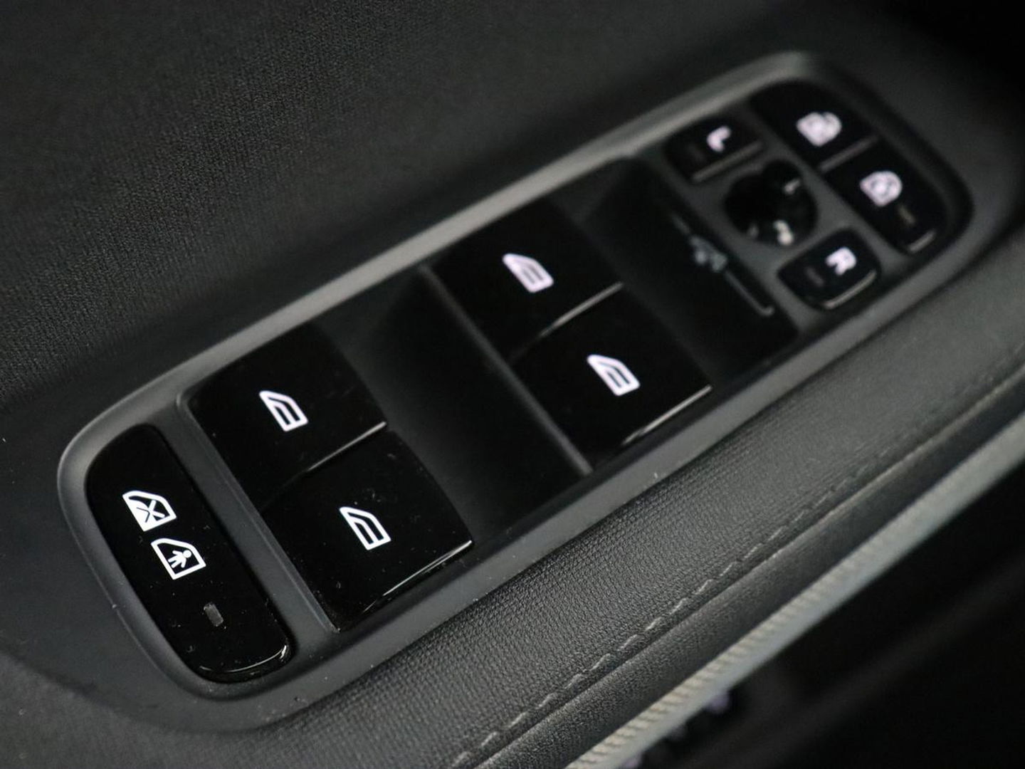 Polestar 2 Long Range Single Motor 78 kWh | Panoramadak | Harman/Kardon Audio | Carplay | Stoelverwarming | Camera | LED koplampen | LMV 19 |