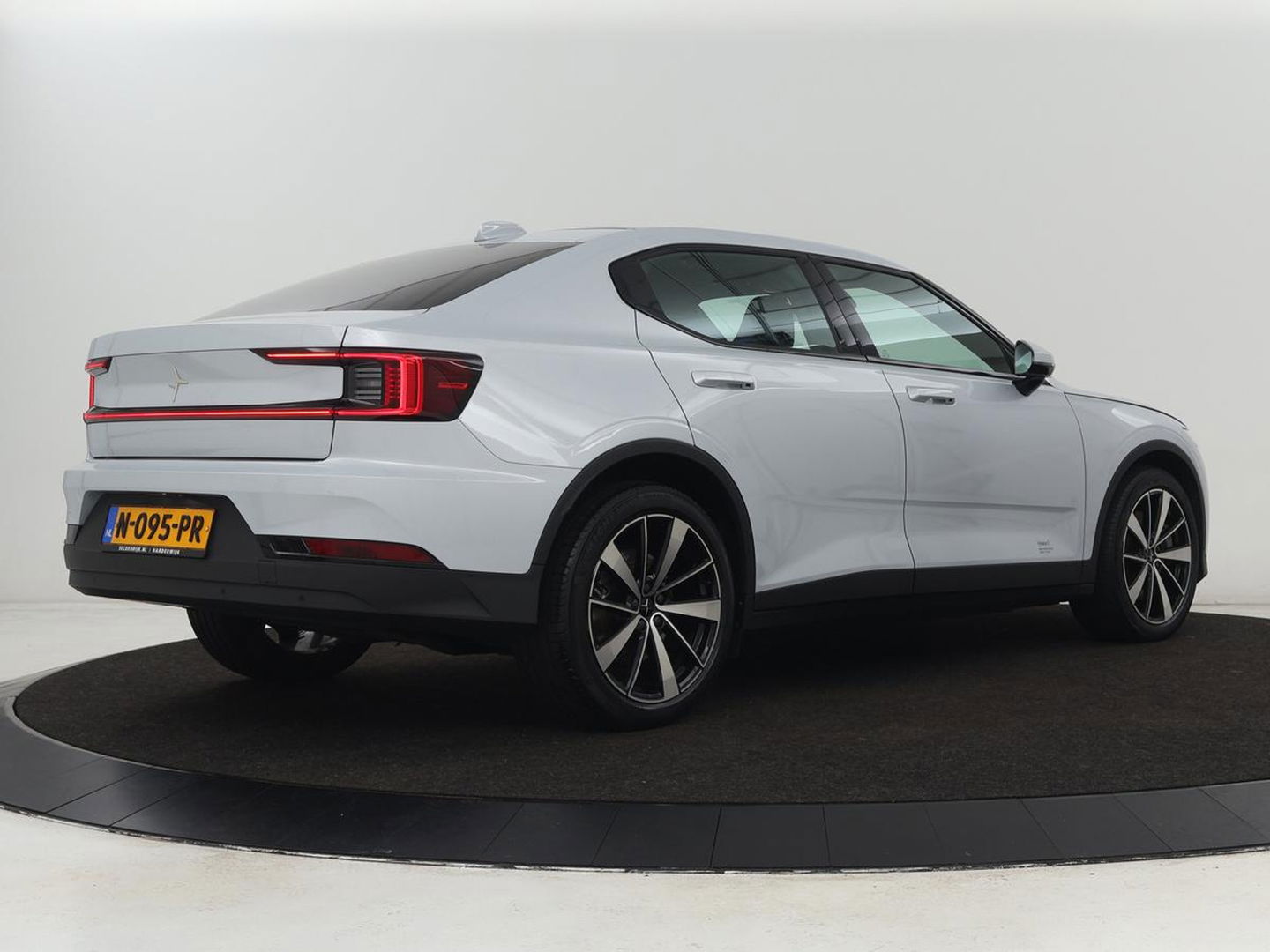 Polestar 2 Long Range Single Motor 78 kWh | Panoramadak | Harman/Kardon Audio | Carplay | Stoelverwarming | Camera | LED koplampen | LMV 19 |
