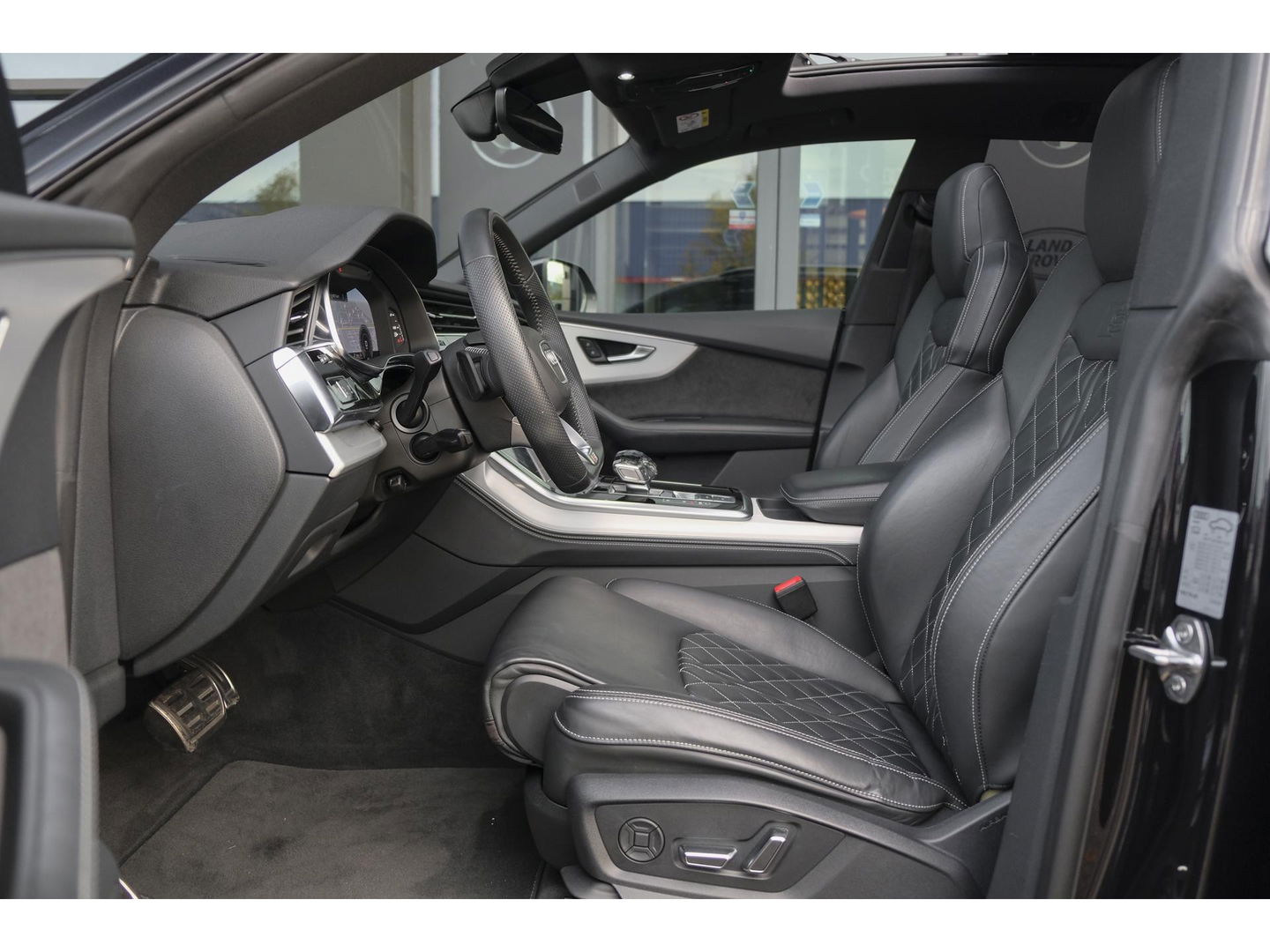 Audi Q8 55 TFSI 340pk S-line Panoramadak RS-stoelen Luchtvering 4-Wielsturing Bang&Olufsen Trekhaak Matrix led NLauto
