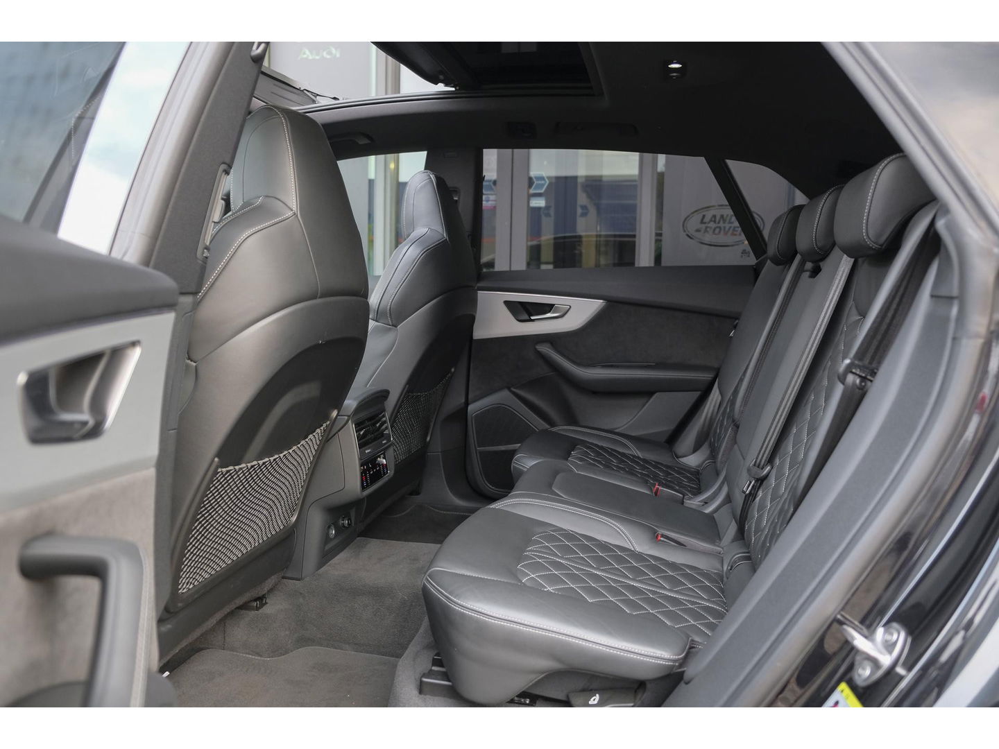Audi Q8 55 TFSI 340pk S-line Panoramadak RS-stoelen Luchtvering 4-Wielsturing Bang&Olufsen Trekhaak Matrix led NLauto