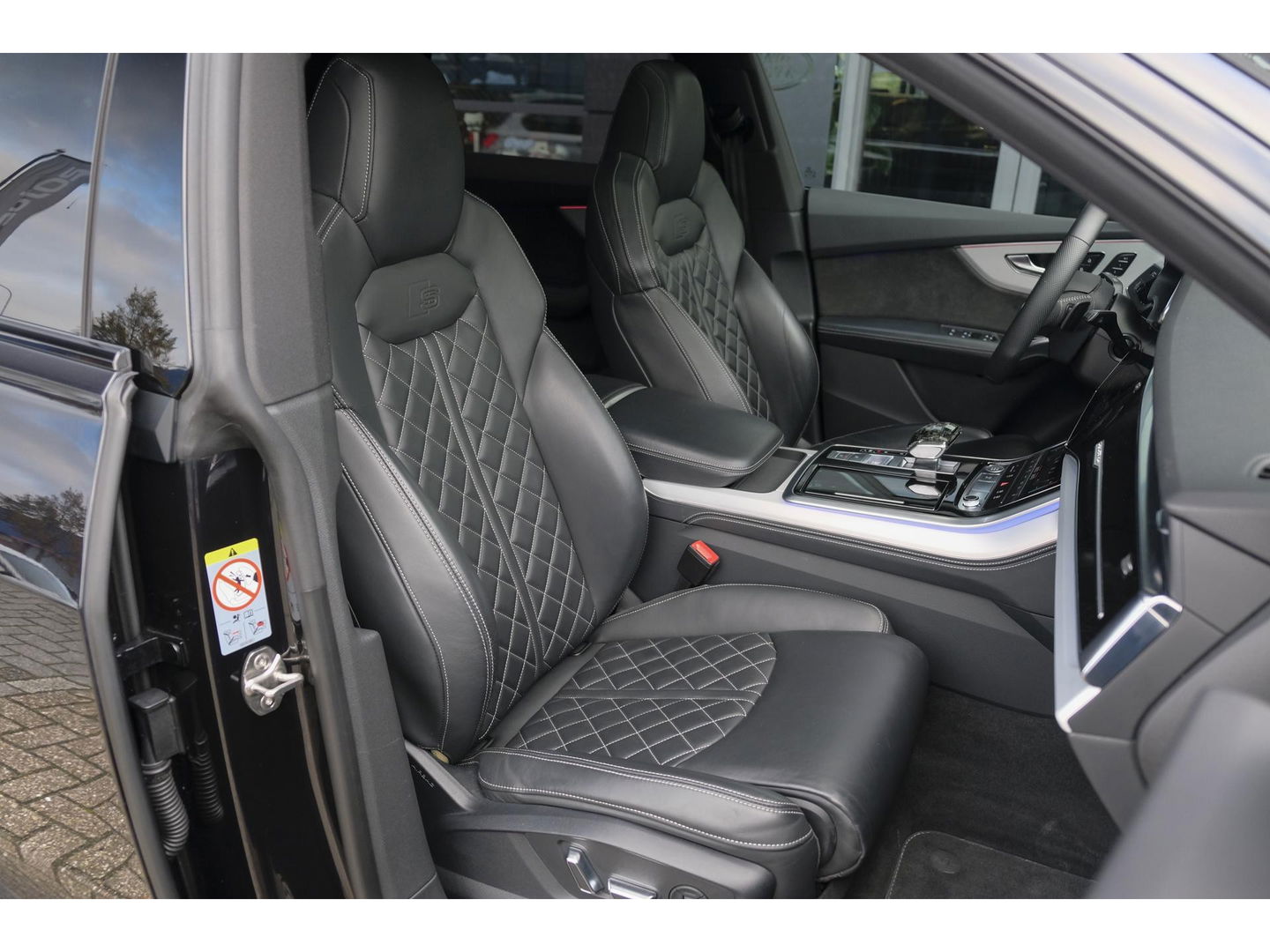 Audi Q8 55 TFSI 340pk S-line Panoramadak RS-stoelen Luchtvering 4-Wielsturing Bang&Olufsen Trekhaak Matrix led NLauto
