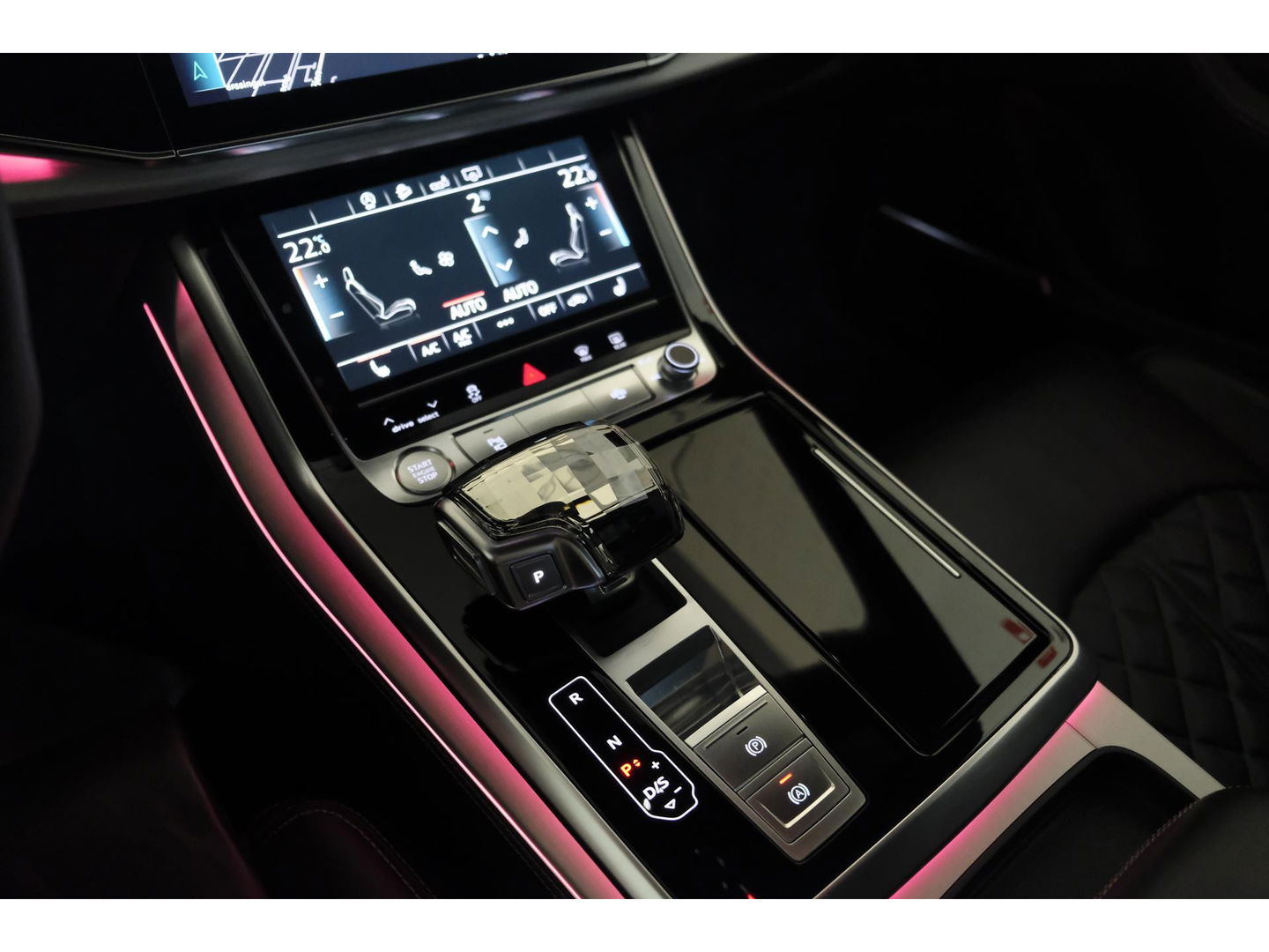 Audi Q8 55 TFSI 340pk S-line Panoramadak RS-stoelen Luchtvering 4-Wielsturing Bang&Olufsen Trekhaak Matrix led NLauto