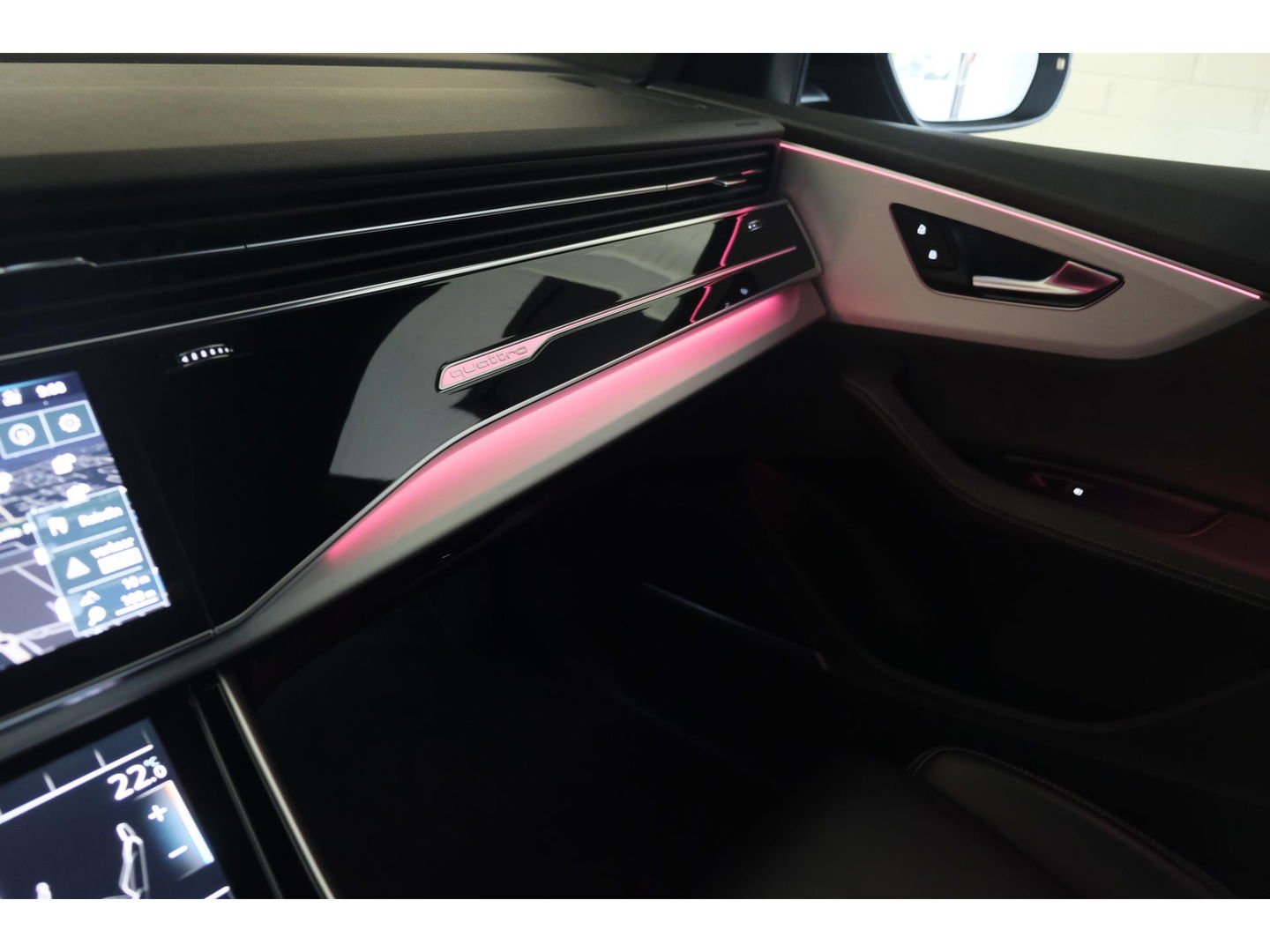 Audi Q8 55 TFSI 340pk S-line Panoramadak RS-stoelen Luchtvering 4-Wielsturing Bang&Olufsen Trekhaak Matrix led NLauto