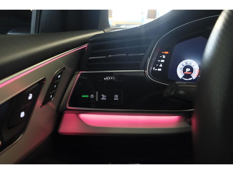 Audi Q8 55 TFSI 340pk S-line Panoramadak RS-stoelen Luchtvering 4-Wielsturing Bang&Olufsen Trekhaak Matrix led NLauto