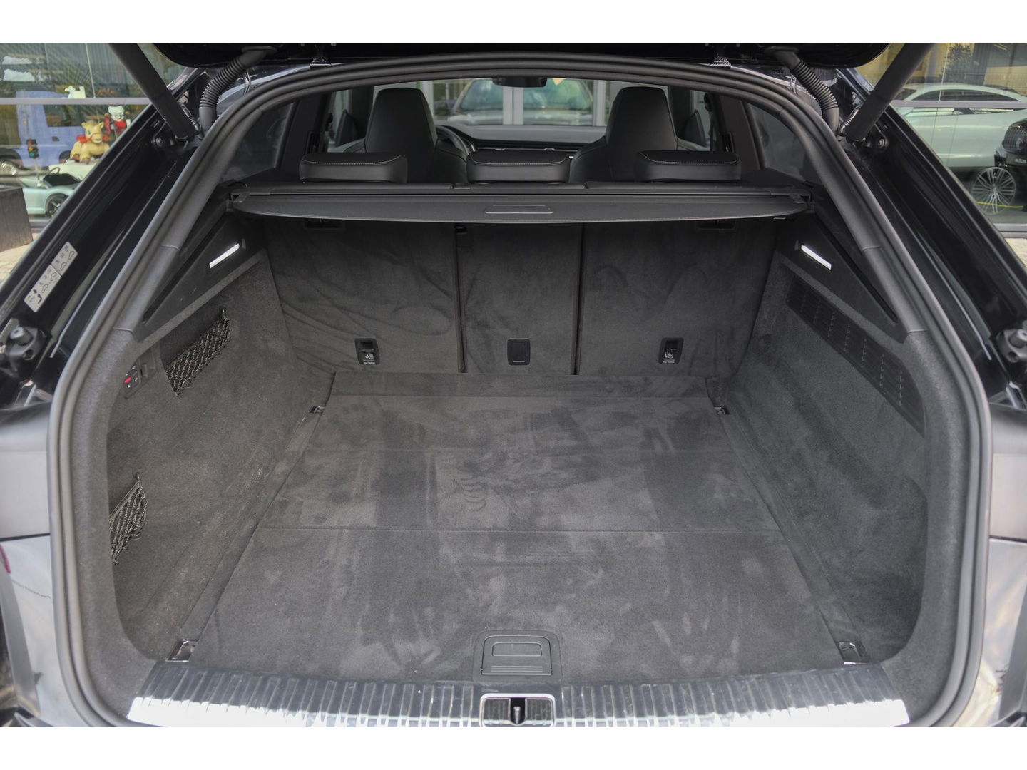 Audi Q8 55 TFSI 340pk S-line Panoramadak RS-stoelen Luchtvering 4-Wielsturing Bang&Olufsen Trekhaak Matrix led NLauto