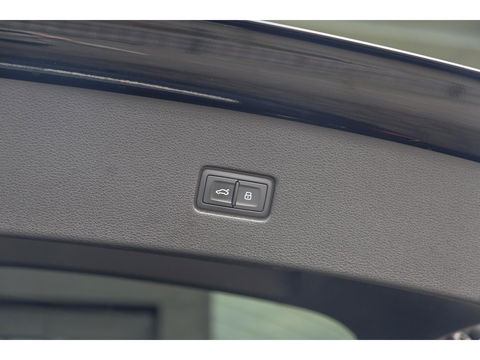 Audi Q8 55 TFSI 340pk S-line Panoramadak RS-stoelen Luchtvering 4-Wielsturing Bang&Olufsen Trekhaak Matrix led NLauto