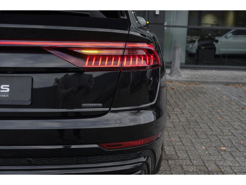 Audi Q8 55 TFSI 340pk S-line Panoramadak RS-stoelen Luchtvering 4-Wielsturing Bang&Olufsen Trekhaak Matrix led NLauto